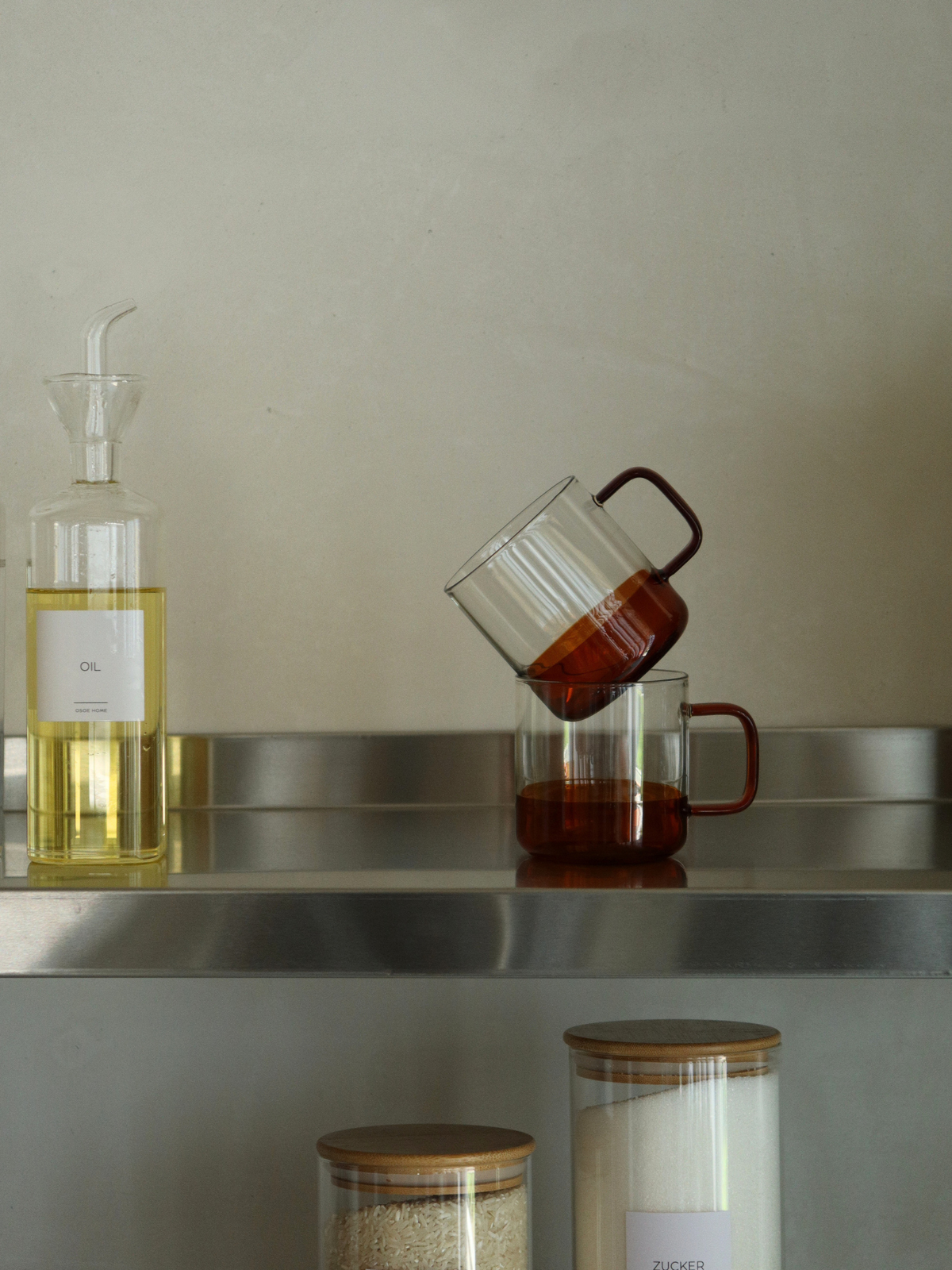 Cognackleurig glas Yume, een elegant koffie- en theeglas dat je koffiemoment een warme en verfijnde uitstraling geeft. De transparante glazen vorm met warme bruine tint zorgt voor een subtiele, bijna dromerige sfeer op tafel. Gemaakt van duurzaam en hittebestendig borosilicaatglas, ideaal voor koffie, thee en andere warme dranken en geschikt voor dagelijks gebruik. Een stijlvol alternatief voor standaard koffiekopjes en mooi te combineren tot een complete set. Los verkrijgbaar.
