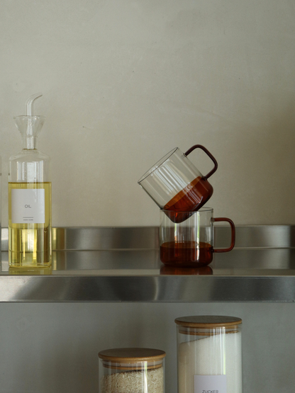 Cognackleurig glas Yume, een elegant koffie- en theeglas dat je koffiemoment een warme en verfijnde uitstraling geeft. De transparante glazen vorm met warme bruine tint zorgt voor een subtiele, bijna dromerige sfeer op tafel. Gemaakt van duurzaam en hittebestendig borosilicaatglas, ideaal voor koffie, thee en andere warme dranken en geschikt voor dagelijks gebruik. Een stijlvol alternatief voor standaard koffiekopjes en mooi te combineren tot een complete set. Los verkrijgbaar.