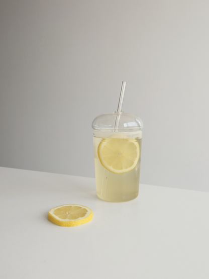 Glas Coffee-to-go-Becher Niki mit auslaufsicherem Deckel und passendem Strohhalm für stilvollen Eiskaffee, Smoothies und erfrischende Getränke unterwegs, entwickelt für den täglichen Gebrauch bei der Arbeit, im Fitnessstudio oder bei Outdoor-Aktivitäten, hergestellt aus langlebigem Glas für ein elegantes und wiederverwendbares Trinkerlebnis ohne störende Lipgloss-Flecken, perfekt für moderne Lifestyle-Routinen, minimalistische Drinkware-Kollektionen und einen organisierten Alltag unterwegs.