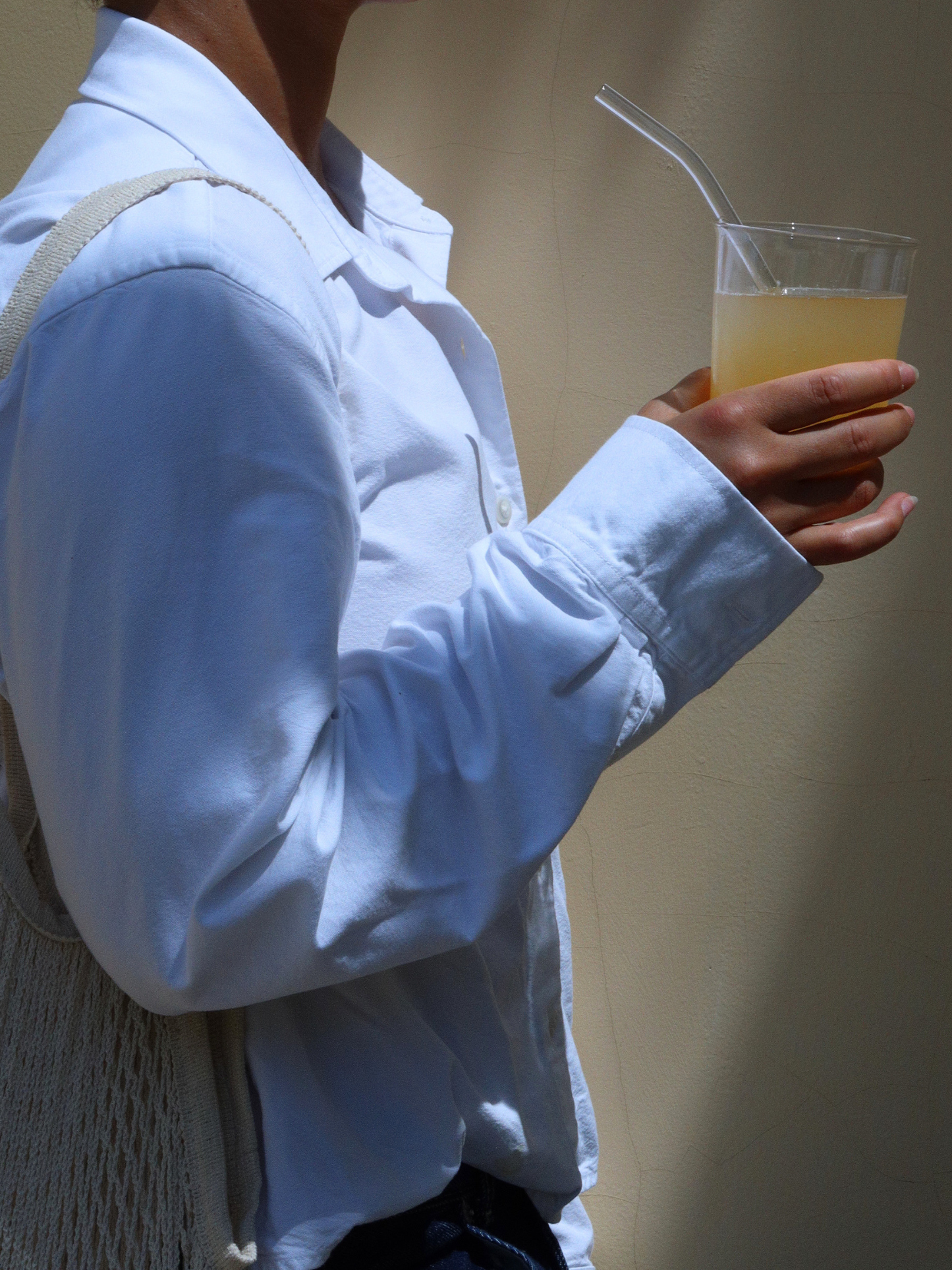 Glas Trinkbecher Sayo aus hochwertigem Borosilikatglas mit passendem Glasstrohhalm für stilvollen Eiskaffee, Matcha und erfrischende Getränke, entworfen als elegante Glasversion des klassischen Plastikbechers mit minimalistischer und moderner Ästhetik, langlebig und widerstandsfähig gegen täglichen Gebrauch und Temperaturschwankungen, perfekt für wiederverwendbare Drinkware-Kollektionen, stilvolle Tischdekoration und einen bewussten Lifestyle mit weniger Einwegplastik.
