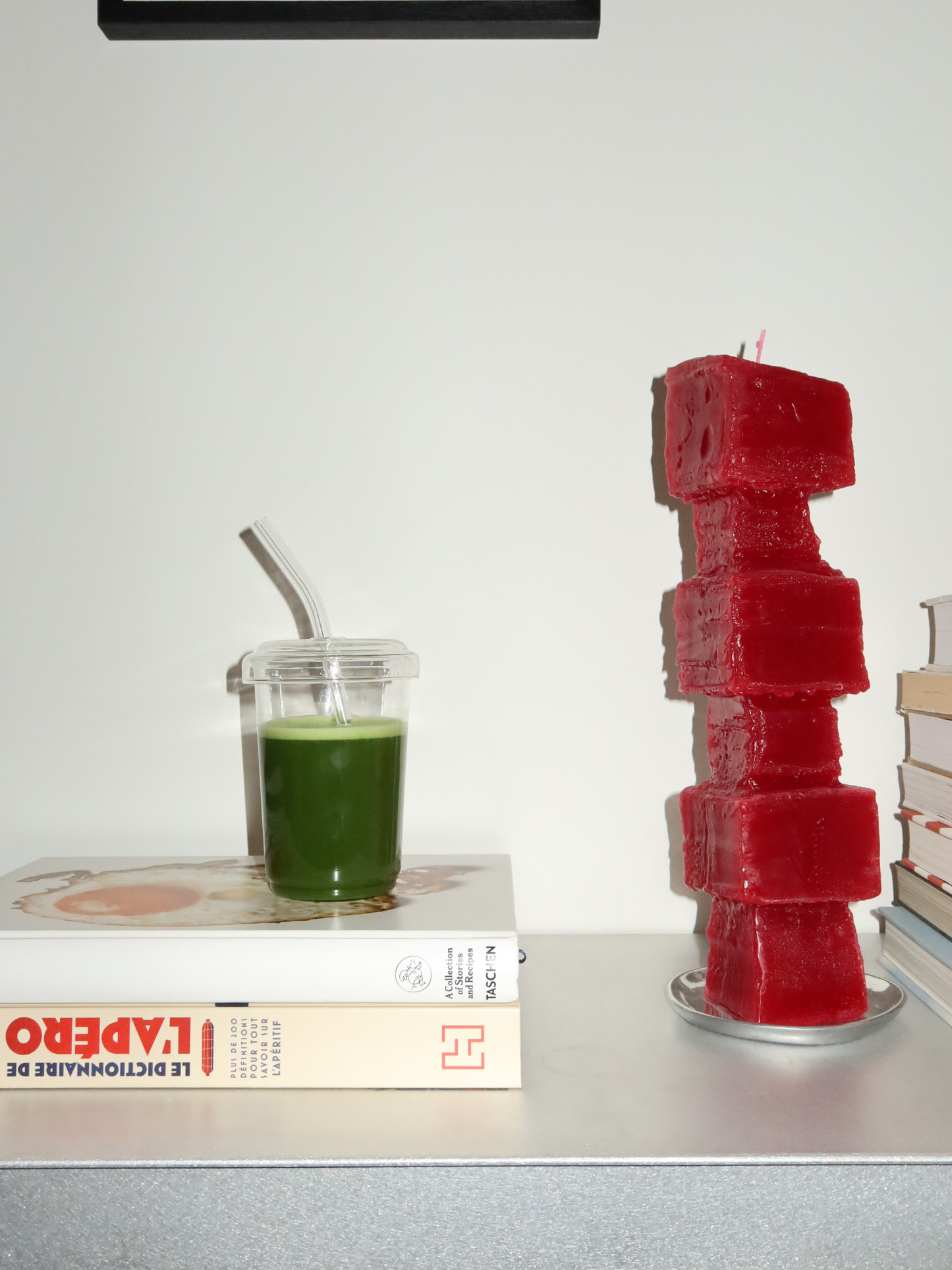 Glasbecher Sora mit Glasdeckel und passendem Glasstrohhalm aus langlebigem Borosilikatglas für stilvollen Eiskaffee, Matcha und erfrischende Getränke zu Hause oder unterwegs, entworfen als elegante Glasversion des klassischen Plastikbecher-Designs mit leichter und moderner Optik, hitzebeständig und robust für den täglichen Gebrauch, perfekt für wiederverwendbare Drinkware-Kollektionen, minimalistisches Tisch-Styling und einen bewussten Lifestyle mit weniger Einwegplastik.