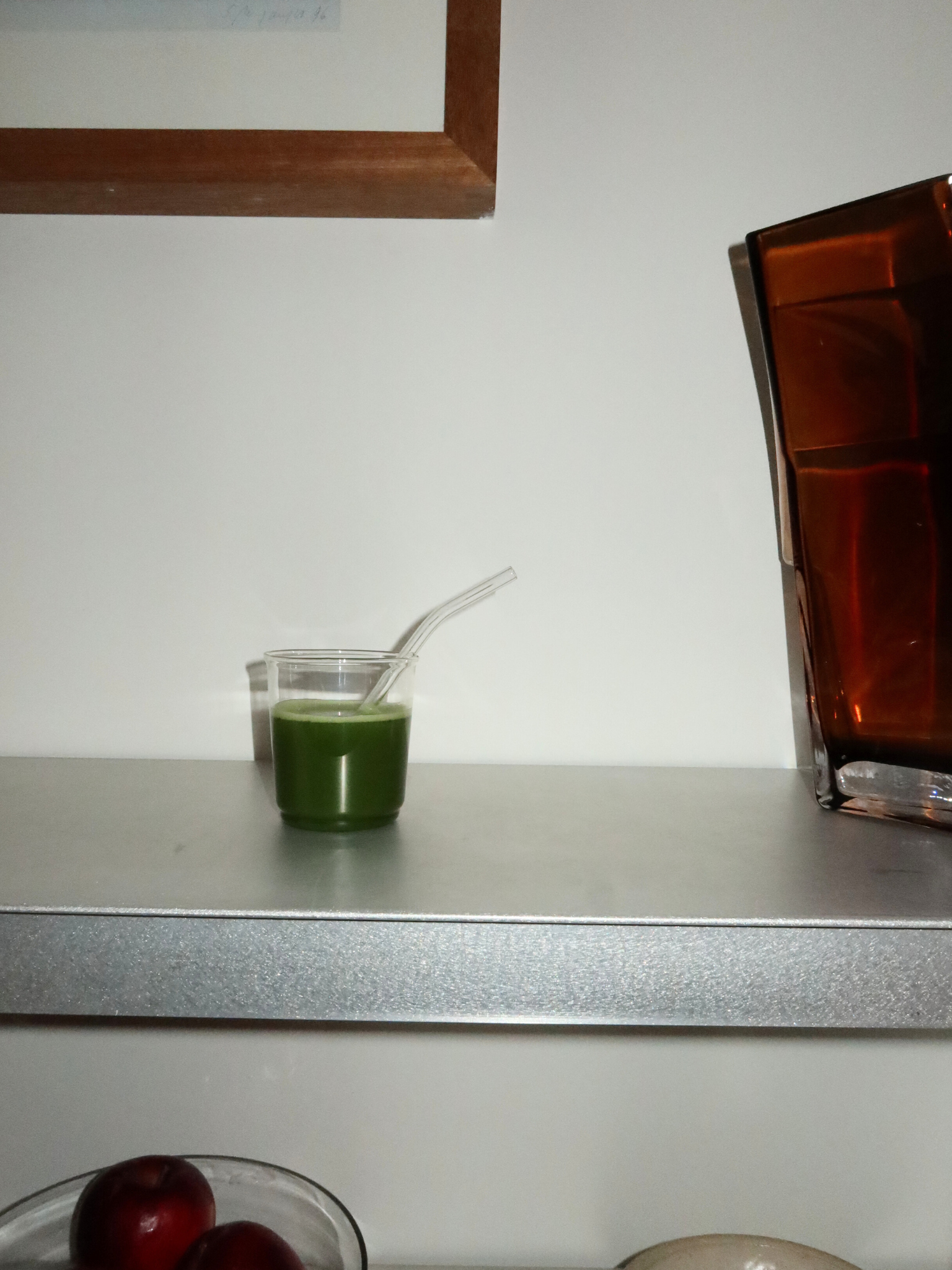 Aesthetic Glas Sayo, ein wiederverwendbarer Glasbecher, inspiriert vom klassischen Kunststoffbecher, jedoch vollständig aus langlebigem Borosilikatglas gefertigt. Perfekt für Iced Coffees, Matcha, Smoothies und andere erfrischende Getränke. Das minimalistische und stilvolle Design verleiht deinen täglichen Trinkmomenten ein modernes Upgrade. Ideal für umweltfreundliche, nachhaltige Küchenaccessoires und ästhetische Kaffee- und Tee-Erlebnisse zu Hause.
