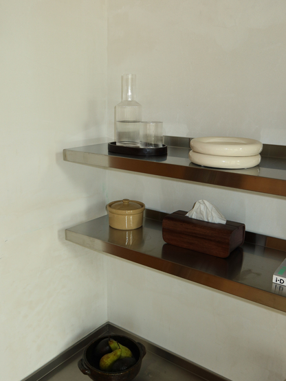 Glaskaraffe Neko mit einer dezenten Rillenstruktur, gefertigt aus klarem und langlebigem Borosilikatglas. Die feinen Rillen fangen das Licht wunderschön ein und verleihen dem minimalistischen Design eine raffinierte, verspielte Note. Ideal zum Servieren von Wasser, Saft und anderen erfrischenden Getränken. Das robuste, hitzebeständige Glas und die handliche Form machen Neko besonders praktisch im Alltag. Kombiniere die Glaskaraffe mit passenden Gläsern für eine stilvolle Tischdekoration oder verwende sie ei