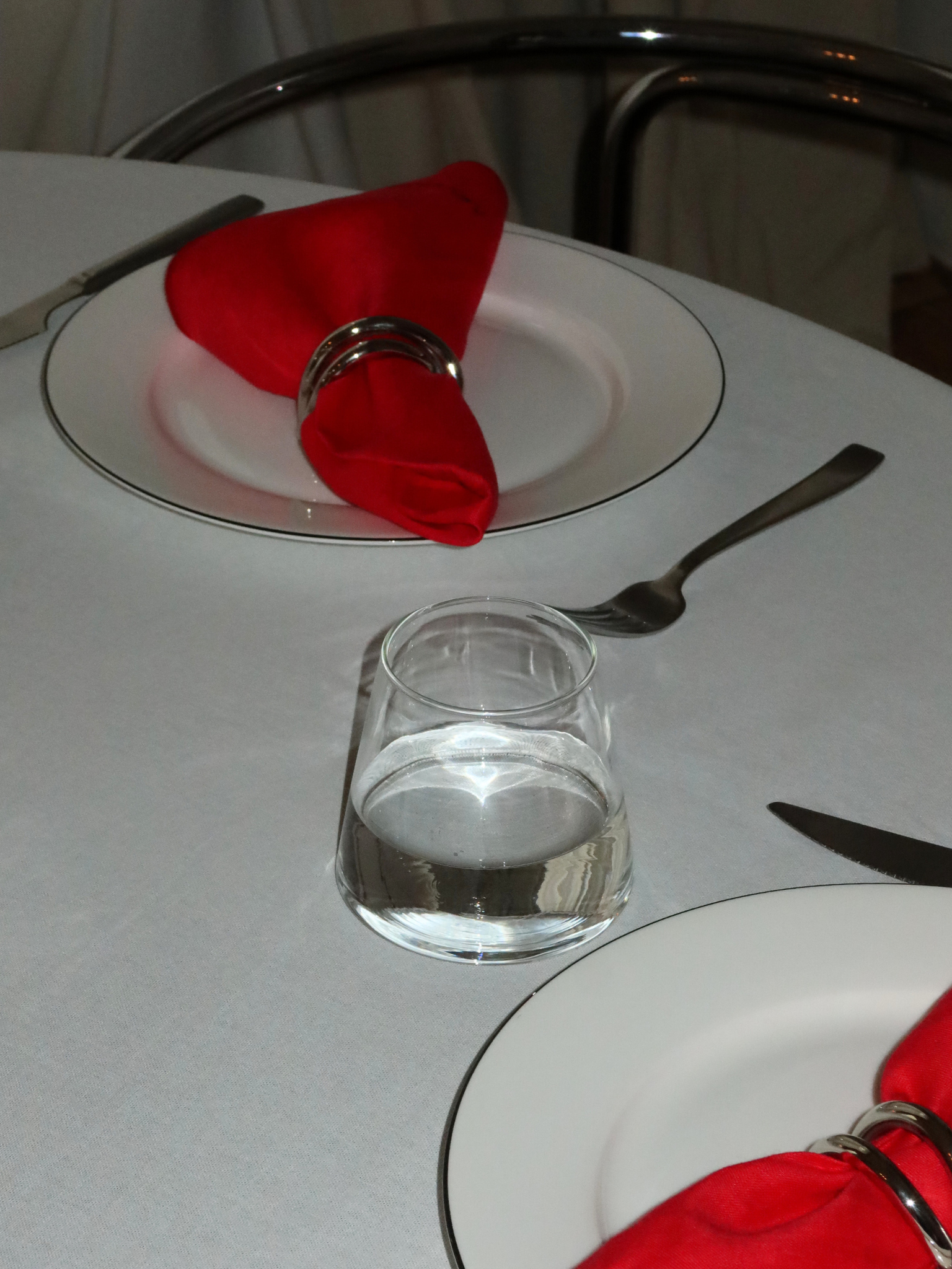 No more mismatched glasses — switch to the Aiko glass. Its triangular shape adds a modern touch and instantly creates a restaurant-like atmosphere right at home. Practical yet special, its timeless clear-glass design makes Aiko the perfect staple: elegant enough for a refined dinner, yet ideal for a simple glass of water or soda in everyday life. Heat-resistant, durable, and sold individually.