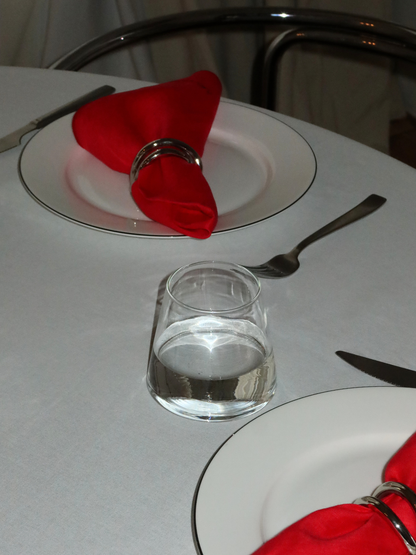 No more mismatched glasses — switch to the Aiko glass. Its triangular shape adds a modern touch and instantly creates a restaurant-like atmosphere right at home. Practical yet special, its timeless clear-glass design makes Aiko the perfect staple: elegant enough for a refined dinner, yet ideal for a simple glass of water or soda in everyday life. Heat-resistant, durable, and sold individually.