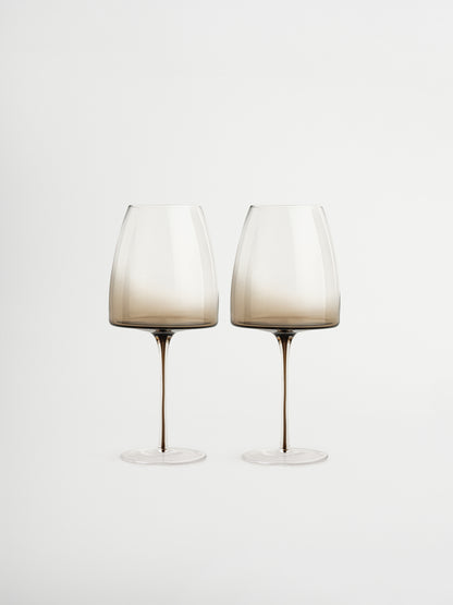 Glass Iman with a slender stem and elegant ombre effect from dark brown to transparent, perfect for adding a chic and refined touch to your wine moments. This stylish, reusable wine glass combines minimalist design with a luxurious feel, ideal for modern kitchens or restaurant-style table settings. Suitable for wine, prosecco, or other festive drinks and made from durable glass for everyday use.