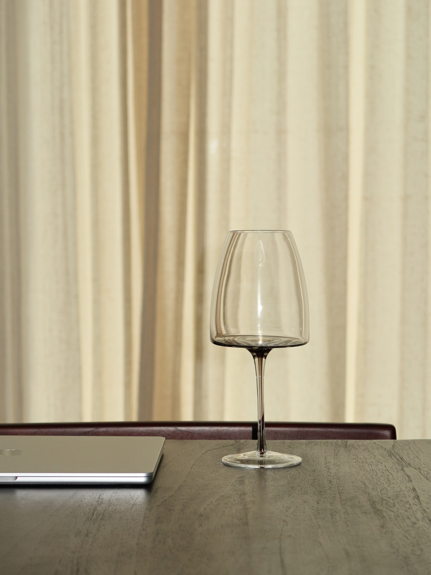 Glass Iman with a slender stem and elegant ombre effect from dark brown to transparent, perfect for adding a chic and refined touch to your wine moments. This stylish, reusable wine glass combines minimalist design with a luxurious feel, ideal for modern kitchens or restaurant-style table settings. Suitable for wine, prosecco, or other festive drinks and made from durable glass for everyday use.
