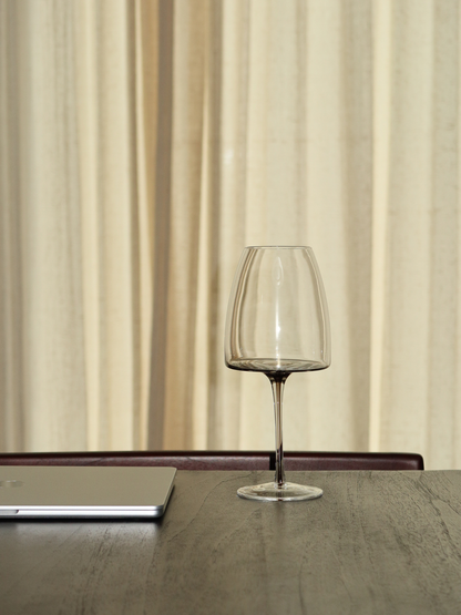 Glass Iman with a slender stem and elegant ombre effect from dark brown to transparent, perfect for adding a chic and refined touch to your wine moments. This stylish, reusable wine glass combines minimalist design with a luxurious feel, ideal for modern kitchens or restaurant-style table settings. Suitable for wine, prosecco, or other festive drinks and made from durable glass for everyday use.