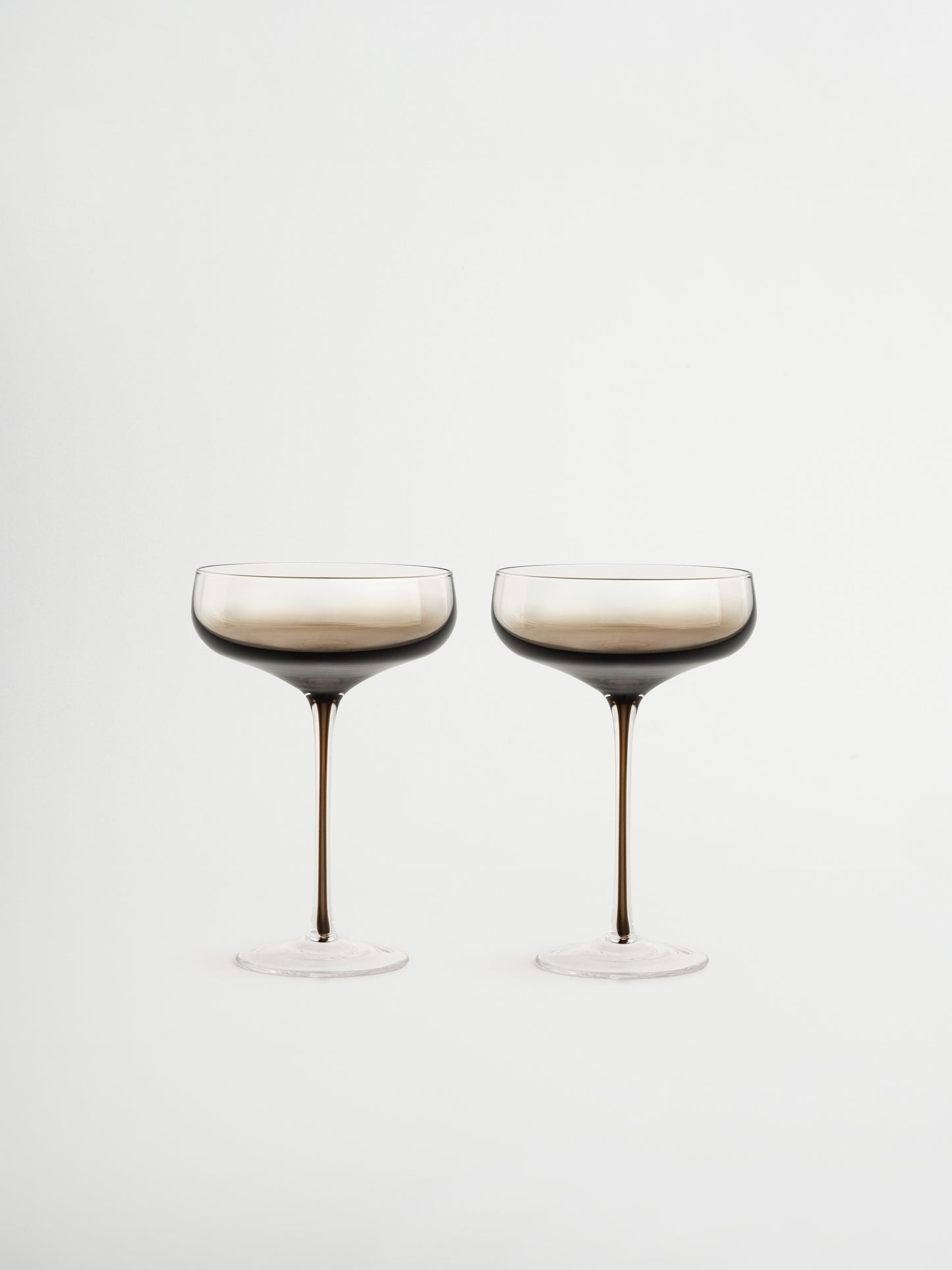 Glass Iffat offers a chic and elegant presentation for your drinks, featuring a slender stem and a striking ombre effect from dark brown to transparent that immediately draws attention. Crafted from durable, heat-resistant borosilicate glass, it is lightweight, refined, and strong enough for everyday use or special occasions. Perfect for mocktails, cocktails, or festive beverages, Iffat comes in a set of two, bringing a true restaurant-quality feel to your table.