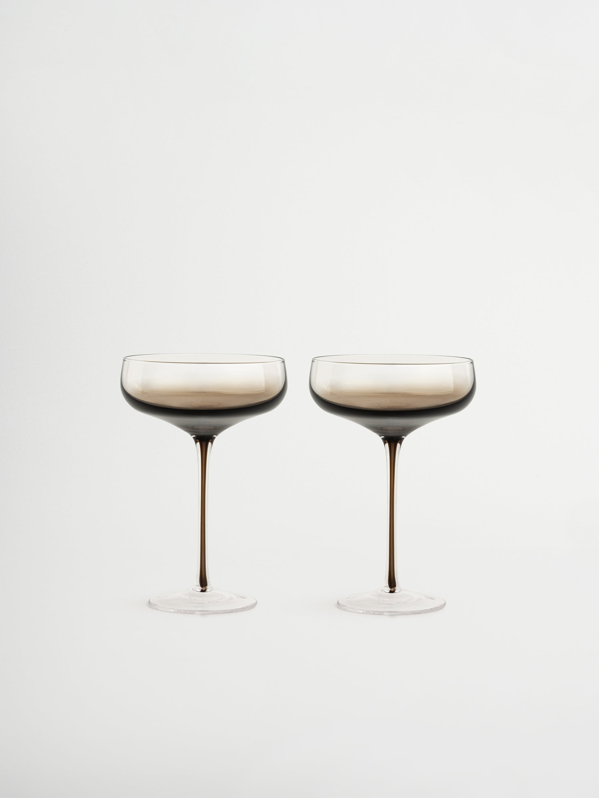 Glass Iffat offers a chic and elegant presentation for your drinks, featuring a slender stem and a striking ombre effect from dark brown to transparent that immediately draws attention. Crafted from durable, heat-resistant borosilicate glass, it is lightweight, refined, and strong enough for everyday use or special occasions. Perfect for mocktails, cocktails, or festive beverages, Iffat comes in a set of two, bringing a true restaurant-quality feel to your table.