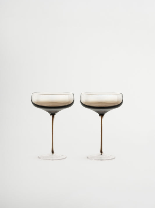 Glass Iffat offers a chic and elegant presentation for your drinks, featuring a slender stem and a striking ombre effect from dark brown to transparent that immediately draws attention. Crafted from durable, heat-resistant borosilicate glass, it is lightweight, refined, and strong enough for everyday use or special occasions. Perfect for mocktails, cocktails, or festive beverages, Iffat comes in a set of two, bringing a true restaurant-quality feel to your table.