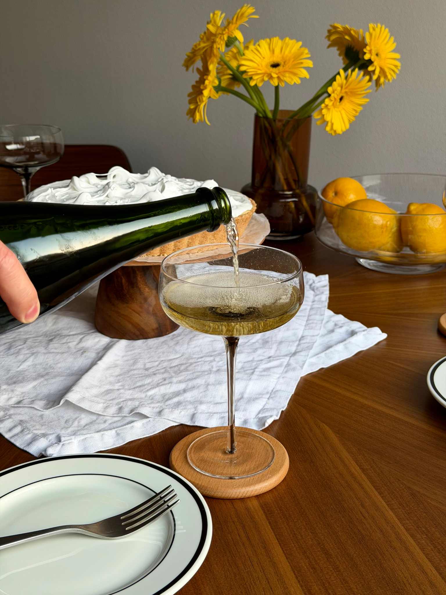 Glass Iffat offers a chic and elegant presentation for your drinks, featuring a slender stem and a striking ombre effect from dark brown to transparent that immediately draws attention. Crafted from durable, heat-resistant borosilicate glass, it is lightweight, refined, and strong enough for everyday use or special occasions. Perfect for mocktails, cocktails, or festive beverages, Iffat comes in a set of two, bringing a true restaurant-quality feel to your table.