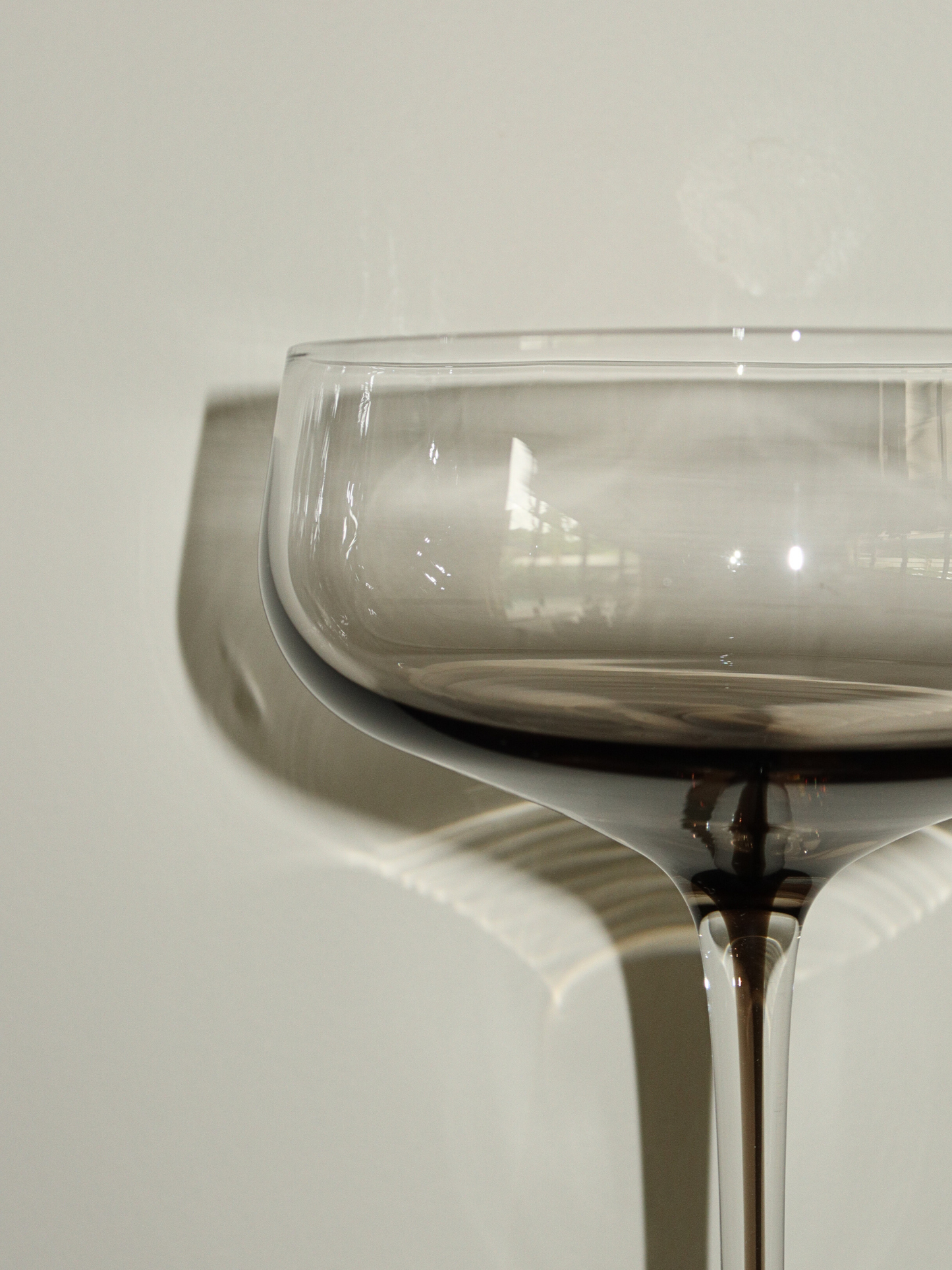 Glass Iffat offers a chic and elegant presentation for your drinks, featuring a slender stem and a striking ombre effect from dark brown to transparent that immediately draws attention. Crafted from durable, heat-resistant borosilicate glass, it is lightweight, refined, and strong enough for everyday use or special occasions. Perfect for mocktails, cocktails, or festive beverages, Iffat comes in a set of two, bringing a true restaurant-quality feel to your table.