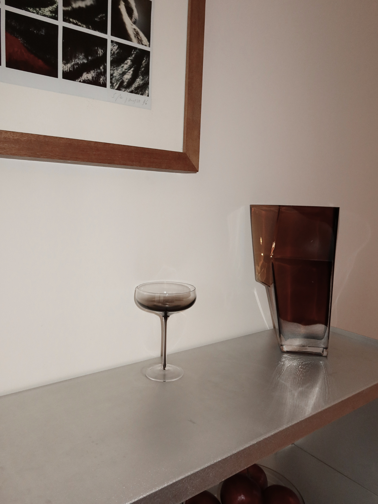 Glass Iffat offers a chic and elegant presentation for your drinks, featuring a slender stem and a striking ombre effect from dark brown to transparent that immediately draws attention. Crafted from durable, heat-resistant borosilicate glass, it is lightweight, refined, and strong enough for everyday use or special occasions. Perfect for mocktails, cocktails, or festive beverages, Iffat comes in a set of two, bringing a true restaurant-quality feel to your table.