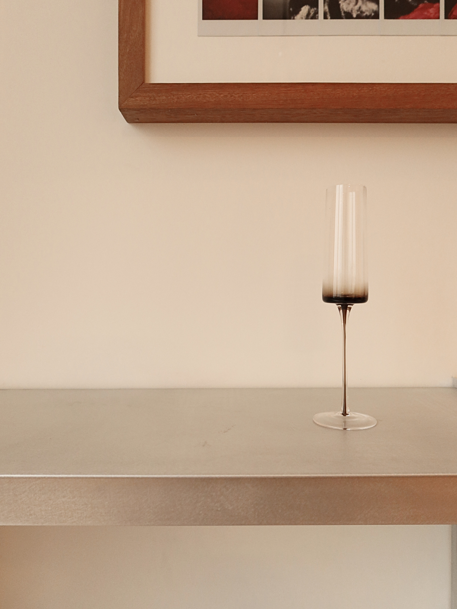 Elegant Ikhlas glass with a slender design, thin stem, and a gradient effect from deep brown to clear — perfect for making every toast special. Ideal for champagne, prosecco, or a festive cocktail, this glass brings a refined, restaurant-worthy ambiance to your table. Made from durable, reusable glass, it combines elegant aesthetics with a sophisticated drinking experience for any occasion.”