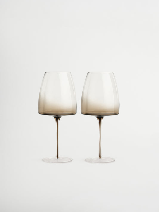 Glass Iman with a slender stem and elegant ombre effect from dark brown to transparent, perfect for adding a chic and refined touch to your wine moments. This stylish, reusable wine glass combines minimalist design with a luxurious feel, ideal for modern kitchens or restaurant-style table settings. Suitable for wine, prosecco, or other festive drinks and made from durable glass for everyday use.