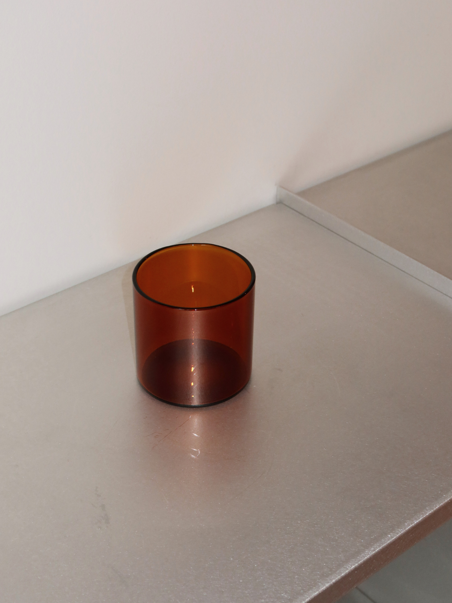 Glass Mei with a straight, clean design, perfect for serving water, cold drinks, or even a cappuccino at home. The warm brown/cognac tone adds a touch of elegance and character to your table or coffee corner. Made from durable and reusable glass, this minimalist piece blends modern aesthetics with a high-quality drinking experience, bringing a true restaurant feel into your home.