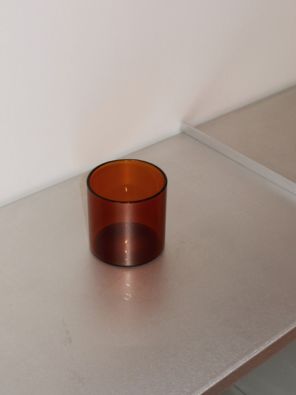 Glass Mei with a straight, clean design, perfect for serving water, cold drinks, or even a cappuccino at home. The warm brown/cognac tone adds a touch of elegance and character to your table or coffee corner. Made from durable and reusable glass, this minimalist piece blends modern aesthetics with a high-quality drinking experience, bringing a true restaurant feel into your home.