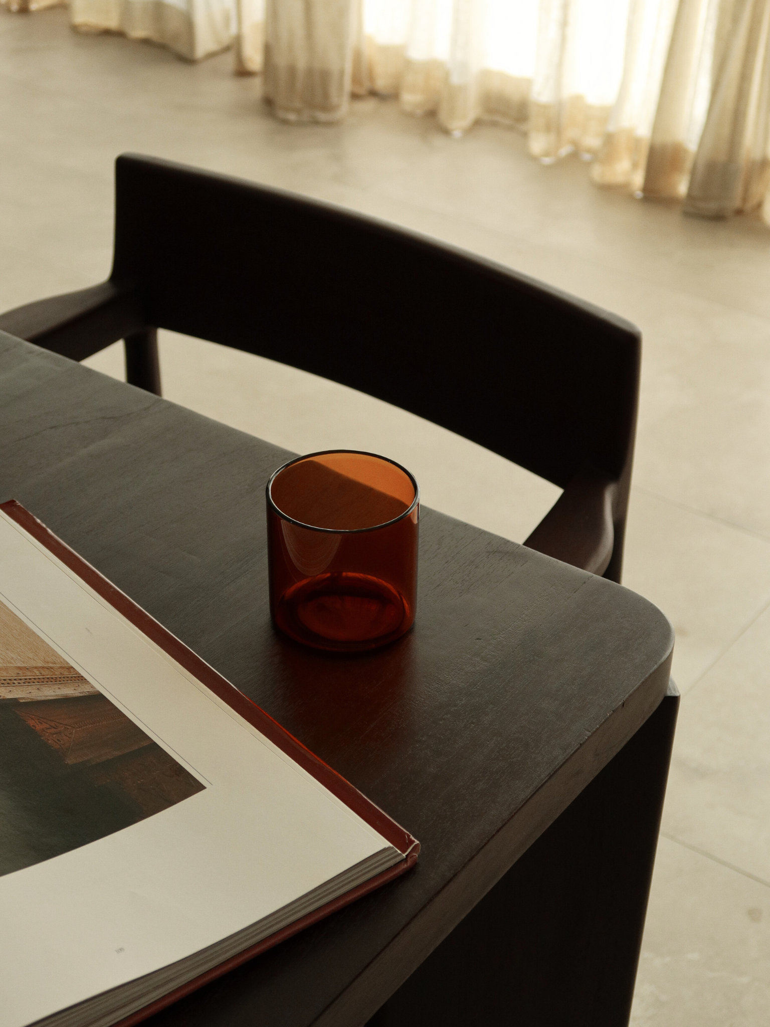 Glass Mei features a clean, straight-lined design, perfect for serving water, soft drinks, or even a cappuccino at home. The warm brown and cognac tone adds an elegant and distinctive accent to your dining table or coffee corner. Made from durable, reusable glass, this minimalist drinking glass combines modern aesthetics with a premium drinking experience – bringing a true restaurant feel into your own home.