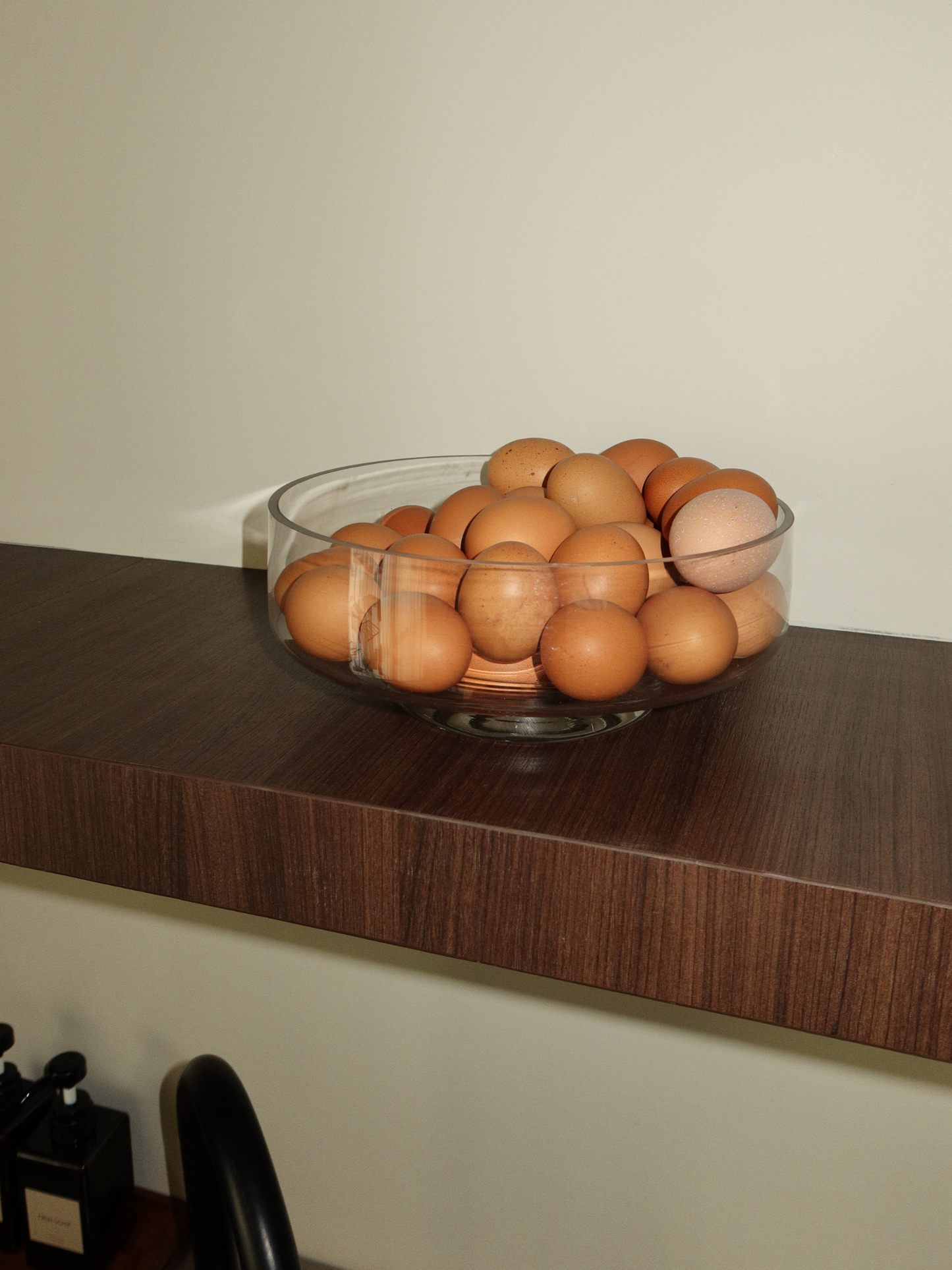 An elegant base for your fruit, Glass Bowl Shin is a spacious, large glass bowl perfect for displaying fruit in a natural and stylish way. Its clear, glass-like appearance highlights everything inside, from juicy apples to colorful citrus, making your presentation stand out. With soft curves and a minimalist design, Shin doubles as a decorative object. Made from clear, durable borosilicate glass, it is strong yet lightweight, adding a fresh and elegant touch to any table or kitchen.