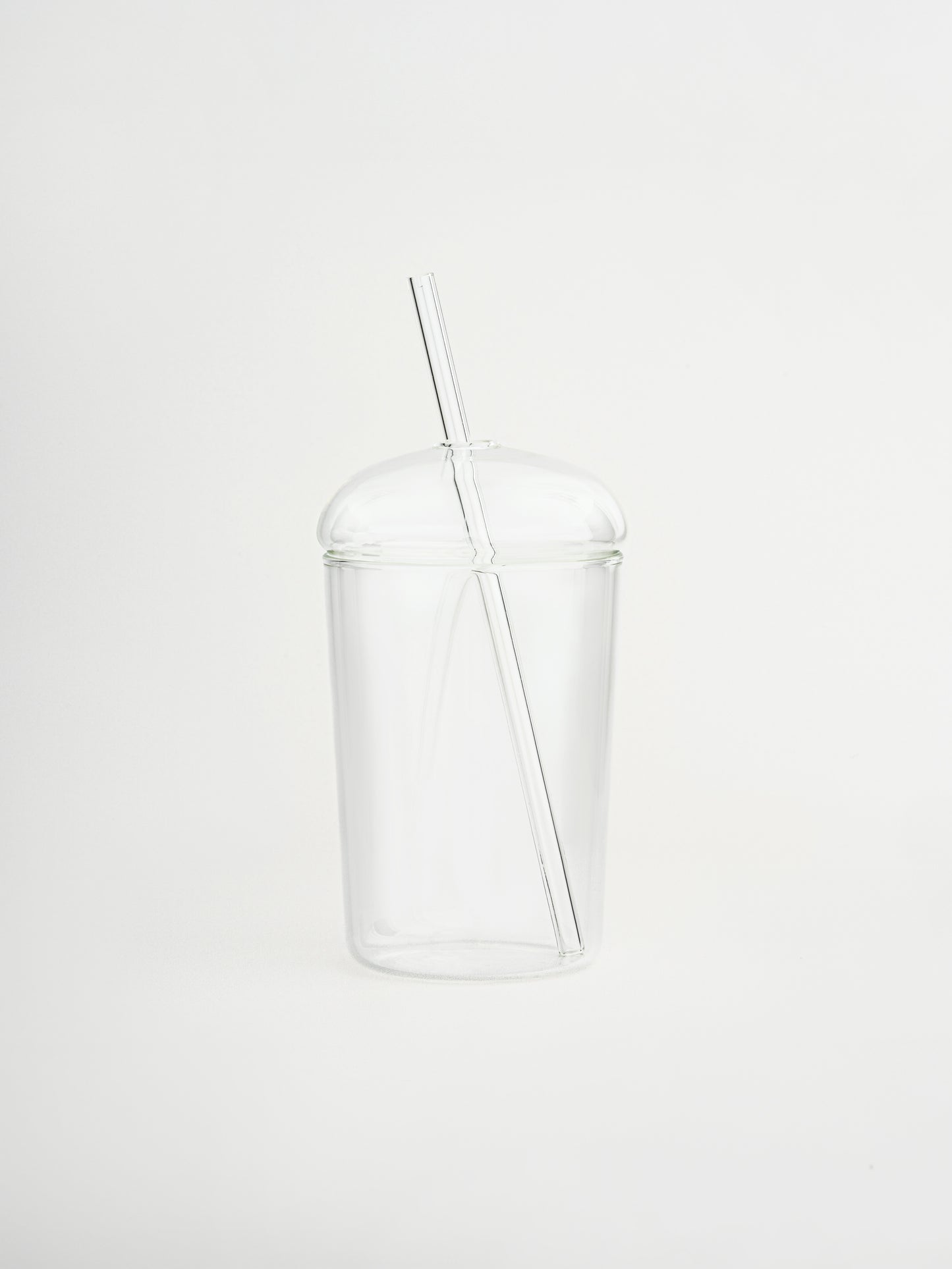 Glass coffee to go cup Niki with spill-resistant lid and matching straw for stylish iced coffee, smoothies and refreshing drinks on the go, designed for everyday use during work, gym sessions or outdoor activities, made from durable glass for an elegant and reusable drinking experience without messy lip gloss marks, perfect for modern lifestyle routines, minimalist drinkware collections and an organized on-the-go lifestyle.