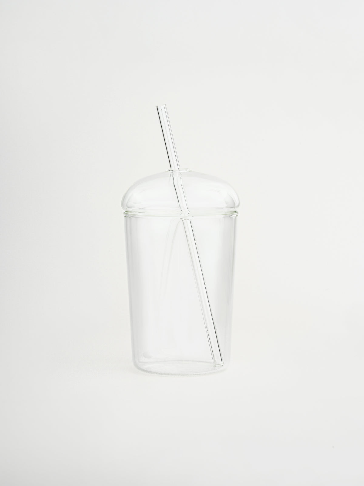 Glass coffee to go cup Niki with spill-resistant lid and matching straw for stylish iced coffee, smoothies and refreshing drinks on the go, designed for everyday use during work, gym sessions or outdoor activities, made from durable glass for an elegant and reusable drinking experience without messy lip gloss marks, perfect for modern lifestyle routines, minimalist drinkware collections and an organized on-the-go lifestyle.