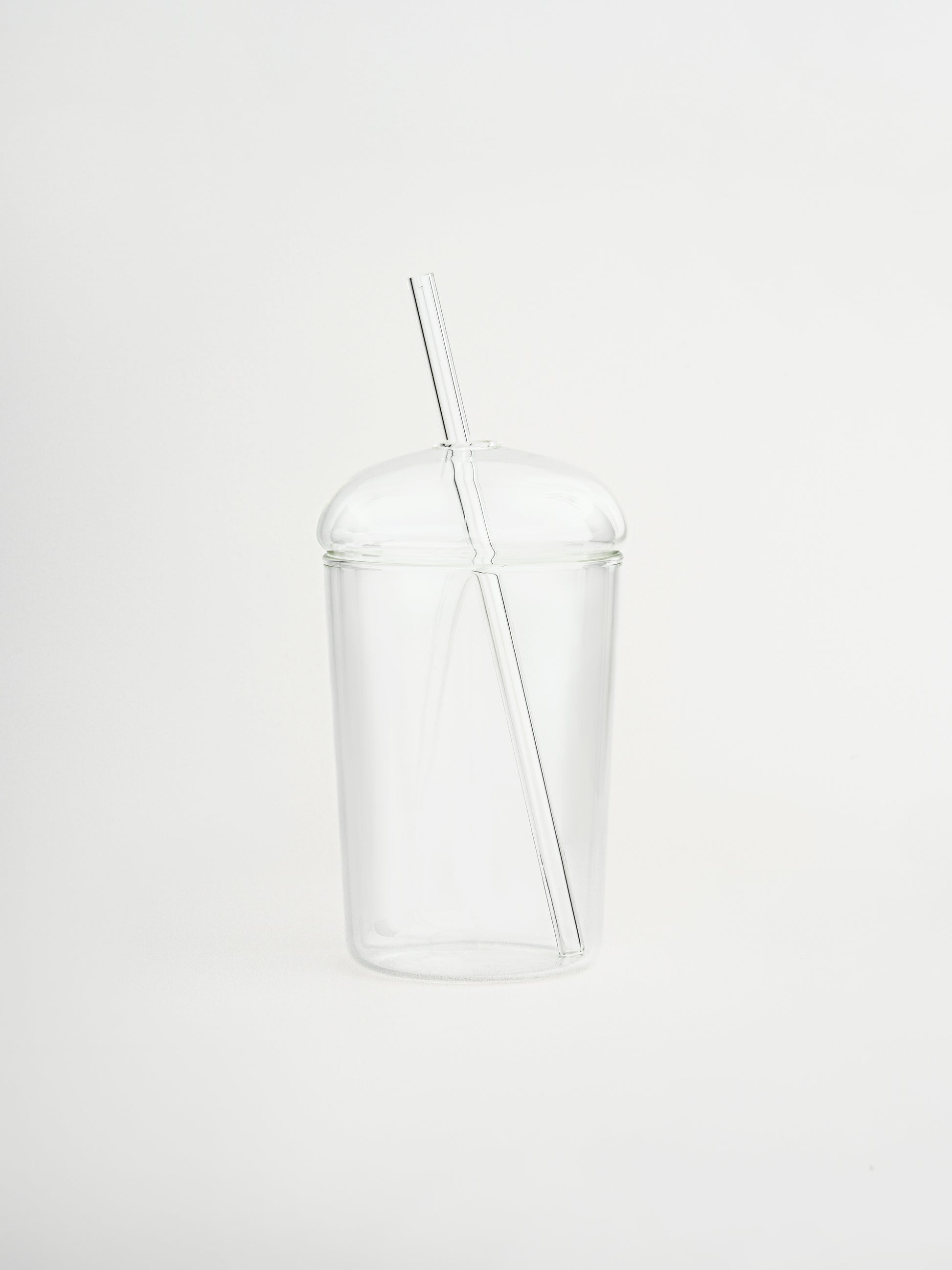 Glass coffee to go cup Niki with spill-resistant lid and matching straw for stylish iced coffee, smoothies and refreshing drinks on the go, designed for everyday use during work, gym sessions or outdoor activities, made from durable glass for an elegant and reusable drinking experience without messy lip gloss marks, perfect for modern lifestyle routines, minimalist drinkware collections and an organized on-the-go lifestyle.