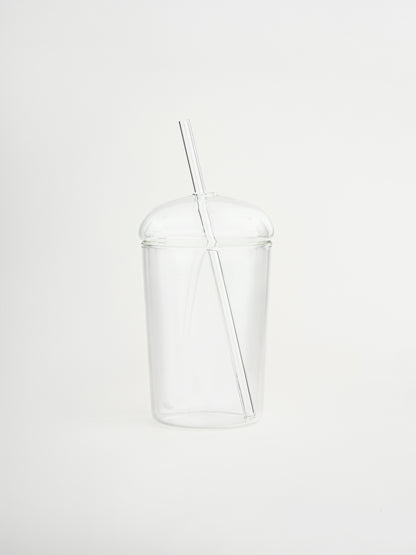 Glass coffee to go cup Niki with spill-resistant lid and matching straw for stylish iced coffee, smoothies and refreshing drinks on the go, designed for everyday use during work, gym sessions or outdoor activities, made from durable glass for an elegant and reusable drinking experience without messy lip gloss marks, perfect for modern lifestyle routines, minimalist drinkware collections and an organized on-the-go lifestyle.
