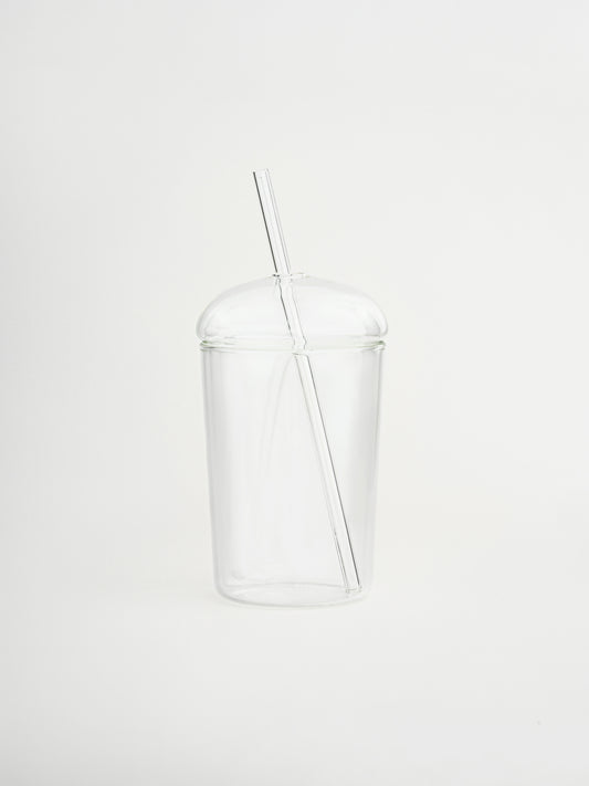 Glass coffee to go cup Niki with spill-resistant lid and matching straw for stylish iced coffee, smoothies and refreshing drinks on the go, designed for everyday use during work, gym sessions or outdoor activities, made from durable glass for an elegant and reusable drinking experience without messy lip gloss marks, perfect for modern lifestyle routines, minimalist drinkware collections and an organized on-the-go lifestyle.
