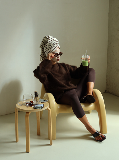 Glass to-go cup with a spill-resistant lid and matching straw for iced coffee, iced matcha, smoothies and refreshing drinks. This reusable glass cup combines a stylish look with practical everyday use, perfect for work, the gym, outdoor activities or taking your favourite drink on the go. The matching straw makes sipping easy, while durable glass offers an elegant alternative to disposable cups. Perfect for modern routines, organised on-the-go living and a minimalist drinkware collection.
