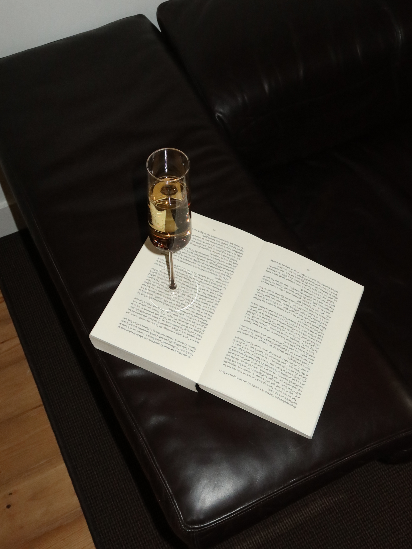 Elegant Ikhlas glass with a slender design, thin stem, and a gradient effect from deep brown to clear — perfect for making every toast special. Ideal for champagne, prosecco, or a festive cocktail, this glass brings a refined, restaurant-worthy ambiance to your table. Made from durable, reusable glass, it combines elegant aesthetics with a sophisticated drinking experience for any occasion.”