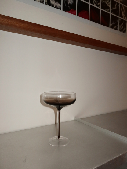 Glass Iffat offers a chic and elegant presentation for your drinks, featuring a slender stem and a striking ombre effect from dark brown to transparent that immediately draws attention. Crafted from durable, heat-resistant borosilicate glass, it is lightweight, refined, and strong enough for everyday use or special occasions. Perfect for mocktails, cocktails, or festive beverages, Iffat comes in a set of two, bringing a true restaurant-quality feel to your table.