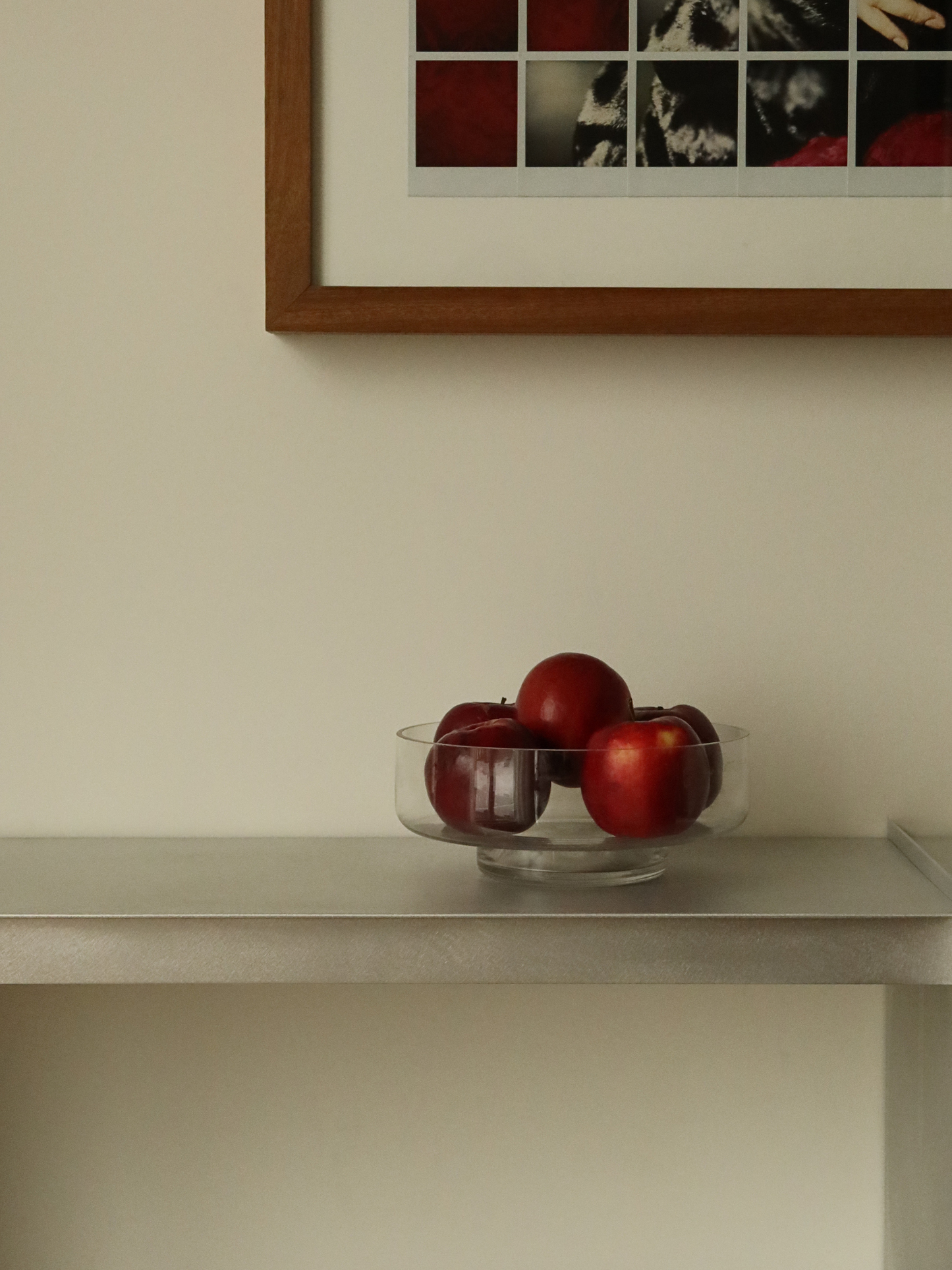 Transparente Glasschale Shin, eine großzügige und elegante Obstschale aus klarem Borosilikatglas. Das transparente Glas setzt farbenfrohes Obst stilvoll in Szene, während die weichen Formen und das minimalistische Design jedem Tisch oder jeder Küche eine elegante Note verleihen. Aus robustem, leichtem Glas und vollständig plastikfrei – ideal zum Aufbewahren und Präsentieren von Obst. Ein zeitloses Wohnaccessoire und schönes Geschenk für Liebhaber minimalistischen Designs.