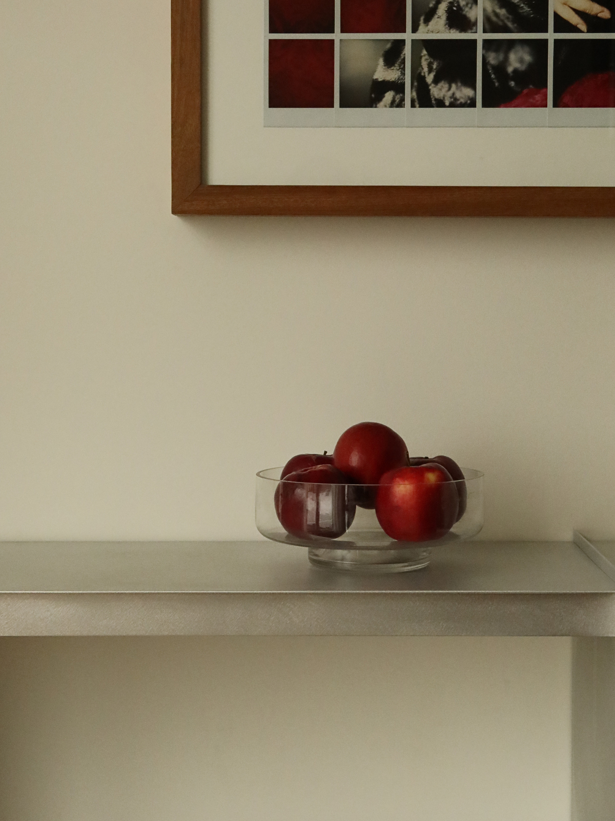 Transparente Glasschale Shin, eine großzügige und elegante Obstschale aus klarem Borosilikatglas. Das transparente Glas setzt farbenfrohes Obst stilvoll in Szene, während die weichen Formen und das minimalistische Design jedem Tisch oder jeder Küche eine elegante Note verleihen. Aus robustem, leichtem Glas und vollständig plastikfrei – ideal zum Aufbewahren und Präsentieren von Obst. Ein zeitloses Wohnaccessoire und schönes Geschenk für Liebhaber minimalistischen Designs.