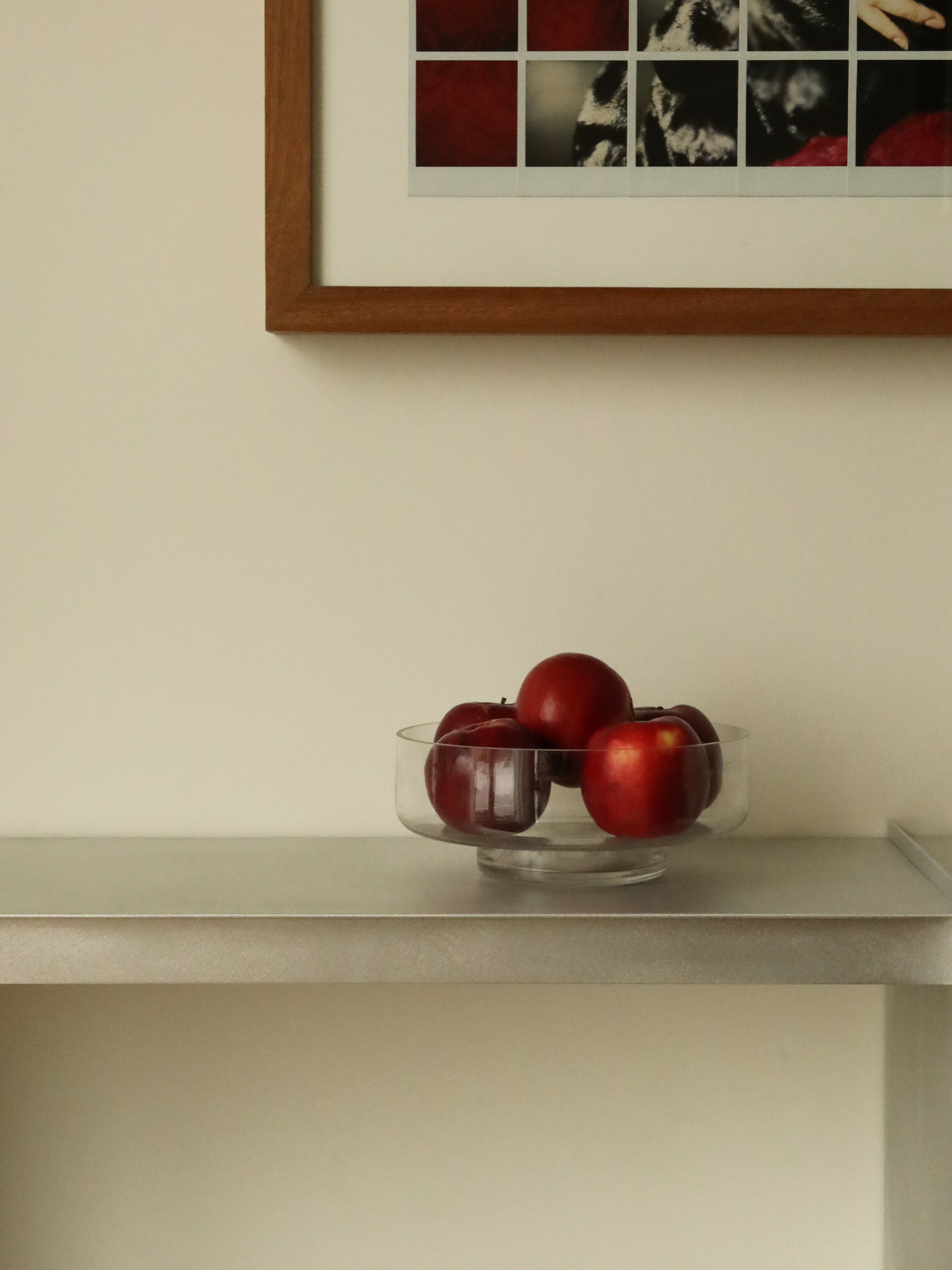 Eine elegante Basis für dein Obst: Die Glasschale Shin ist eine großzügige, große Glasschale, die sich perfekt eignet, um Obst natürlich und stilvoll zu präsentieren. Ihr klares, glasähnliches Erscheinungsbild hebt alles im Inneren hervor – von saftigen Äpfeln bis hin zu farbenfrohen Zitrusfrüchten – und lässt deine Präsentation herausstechen. Mit weichen Kurven und einem minimalistischen Design dient Shin gleichzeitig als dekoratives Objekt. Hergestellt aus klarem, langlebigem Borosilikatglas