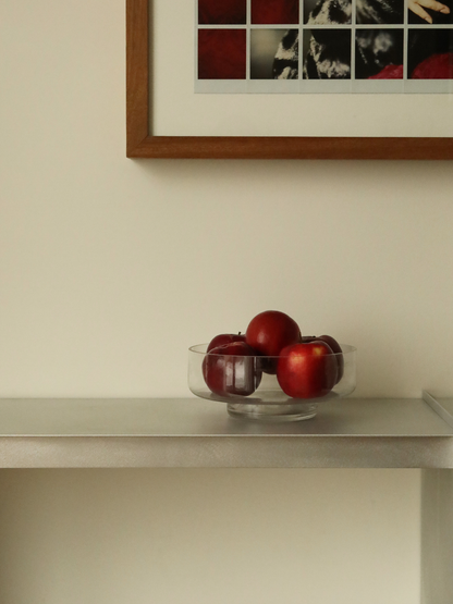 Eine elegante Basis für dein Obst: Die Glasschale Shin ist eine großzügige, große Glasschale, die sich perfekt eignet, um Obst natürlich und stilvoll zu präsentieren. Ihr klares, glasähnliches Erscheinungsbild hebt alles im Inneren hervor – von saftigen Äpfeln bis hin zu farbenfrohen Zitrusfrüchten – und lässt deine Präsentation herausstechen. Mit weichen Kurven und einem minimalistischen Design dient Shin gleichzeitig als dekoratives Objekt. Hergestellt aus klarem, langlebigem Borosilikatglas