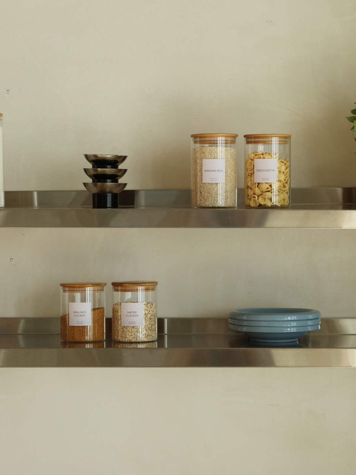 Ronde glazen voorraadpotten met bamboe deksel, verkrijgbaar in vier verschillende maten voor een georganiseerde en stijlvolle voorraadkast. Ideaal voor het luchtdicht bewaren van rijst, pasta, bloem, granola, noten, koffie en andere droge ingrediënten. Het natuurlijke bamboe deksel geeft de glazen voorraadpotten een warme, minimalistische uitstraling, terwijl de transparante glazen pot zorgt dat je de inhoud eenvoudig kunt herkennen. Perfecte pot voor de voorraadkast of voor op het aanrecht. 