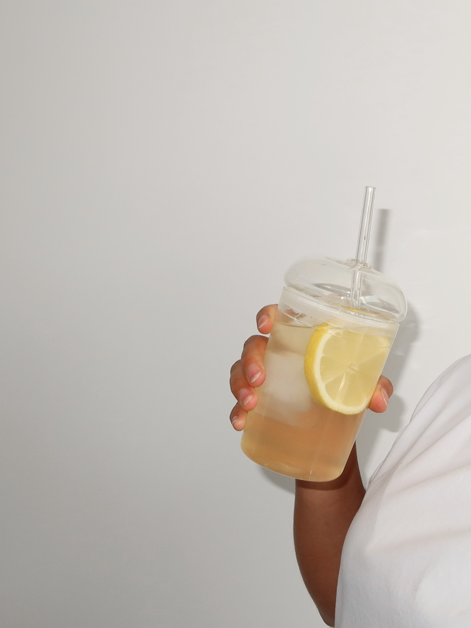 Herbruikbare glazen to go beker Cup Niki met lekvrij deksel en glazen rietje voor het stijlvol meenemen van iced coffee, smoothies en koude drankjes onderweg, ontworpen voor een georganiseerde en moderne lifestyle tijdens werk, sporten of onderweg, gemaakt van duurzaam glas met een elegante uitstraling die helpt om lipgloss vlekken op het glas te verminderen, perfect voor dagelijkse hydratatie, minimalistische drinkware styling en een bewuste herbruikbare routine.