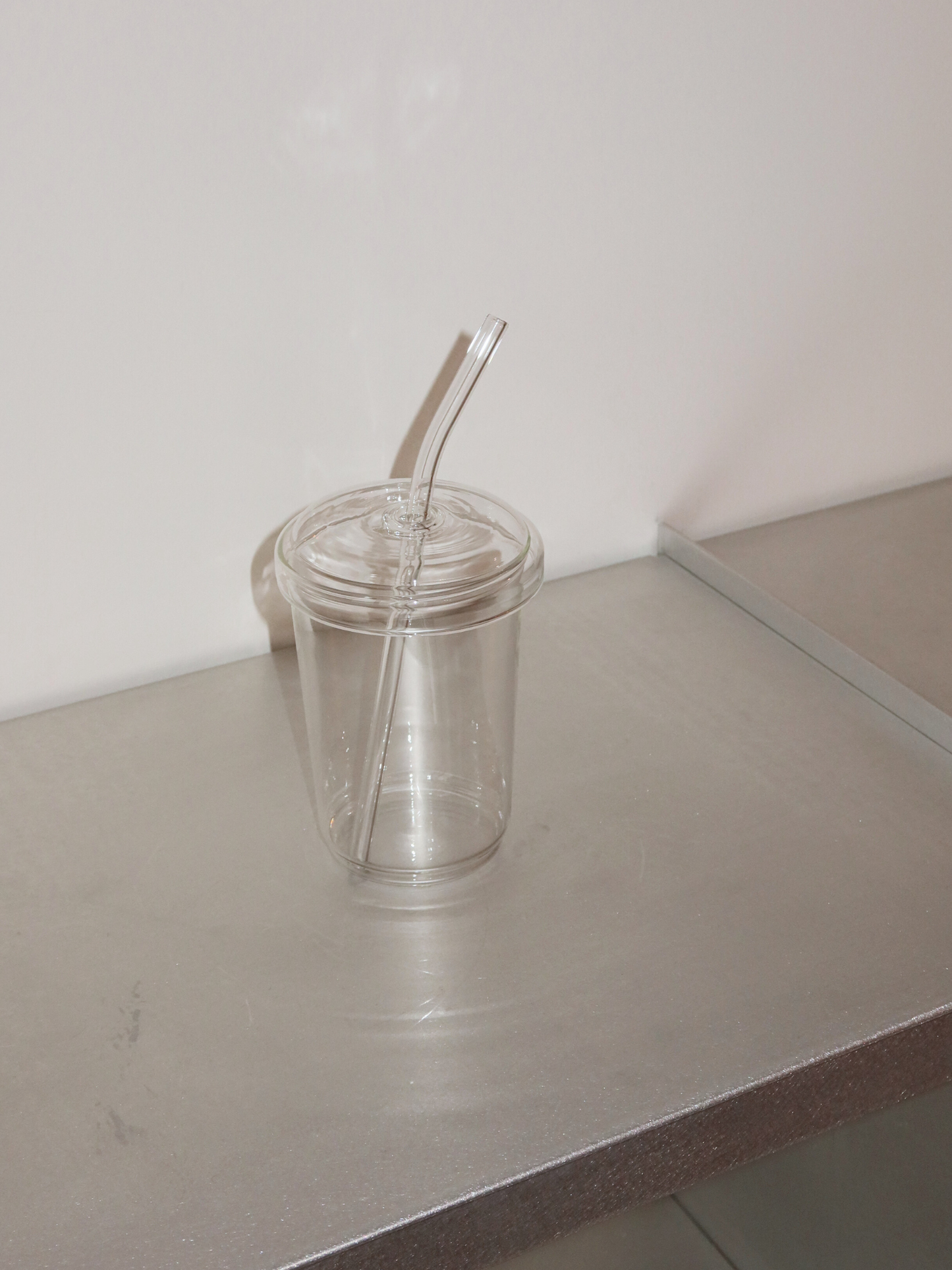 Herbruikbare borosilicaatglazen beker met bijpassend deksel en rietje, perfect voor het genieten van warme of koude dranken zoals iced coffee, thee of matcha. Deze esthetische glazen tumbler combineert stijl en duurzaamheid, gemaakt van premium borosilicaatglas dat zowel licht van gewicht als stevig is. Ideaal voor een minimalistische thuis- of kantooromgeving, en een mooie toevoeging aan je dagelijkse routine terwijl je plastic afval vermindert. Een must-have voor liefhebbers van esthetisch drinkgerei die 