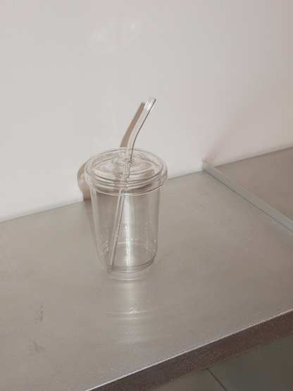 Herbruikbare borosilicaatglazen beker met bijpassend deksel en rietje, perfect voor het genieten van warme of koude dranken zoals iced coffee, thee of matcha. Deze esthetische glazen tumbler combineert stijl en duurzaamheid, gemaakt van premium borosilicaatglas dat zowel licht van gewicht als stevig is. Ideaal voor een minimalistische thuis- of kantooromgeving, en een mooie toevoeging aan je dagelijkse routine terwijl je plastic afval vermindert. Een must-have voor liefhebbers van esthetisch drinkgerei die 