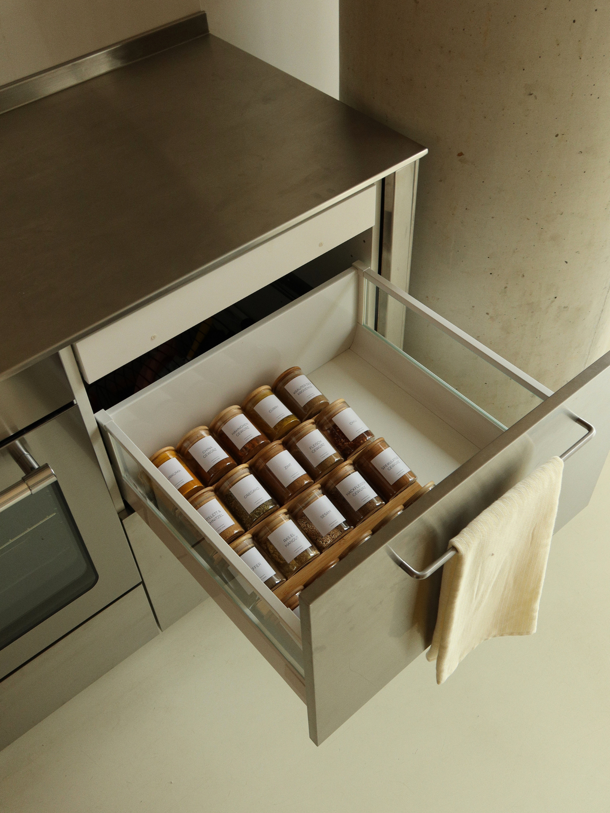 Glazen kruidenpotje met een luchtdicht bamboe deksel voor het vers en overzichtelijk bewaren van kruiden en specerijen. Het eenvoudige, natuurlijke design past mooi in een moderne keuken en biedt een praktische oplossing voor georganiseerde kruidenopslag. Het luchtdichte deksel beschermt tegen vocht en helpt de aroma’s van kruiden en specerijen te behouden. Ideaal voor een kruidenlade, keukenkastje of kruidenrek en om ieder kruidenpotje gemakkelijk toegankelijk te houden.

