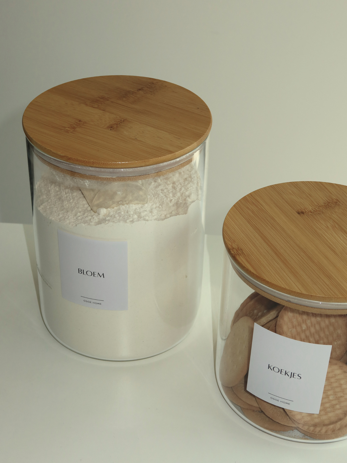 Brede glazen voorraadpot met natuurlijk bamboe deksel voor het overzichtelijk en stijlvol bewaren van bloem, rijst, havermout, pasta, noten, eiwitpoeder en andere voorraadproducten. De ruime opening maakt vullen en scheppen eenvoudig, terwijl het luchtdichte deksel helpt om ingrediënten vers en goed beschermd te houden. Een duurzame, plasticvrije oplossing voor een rustige en georganiseerde keuken, ideaal voor een non-toxic keuken zonder onnodig plastic. Perfect voor voorraadkast of op het aanrecht. 