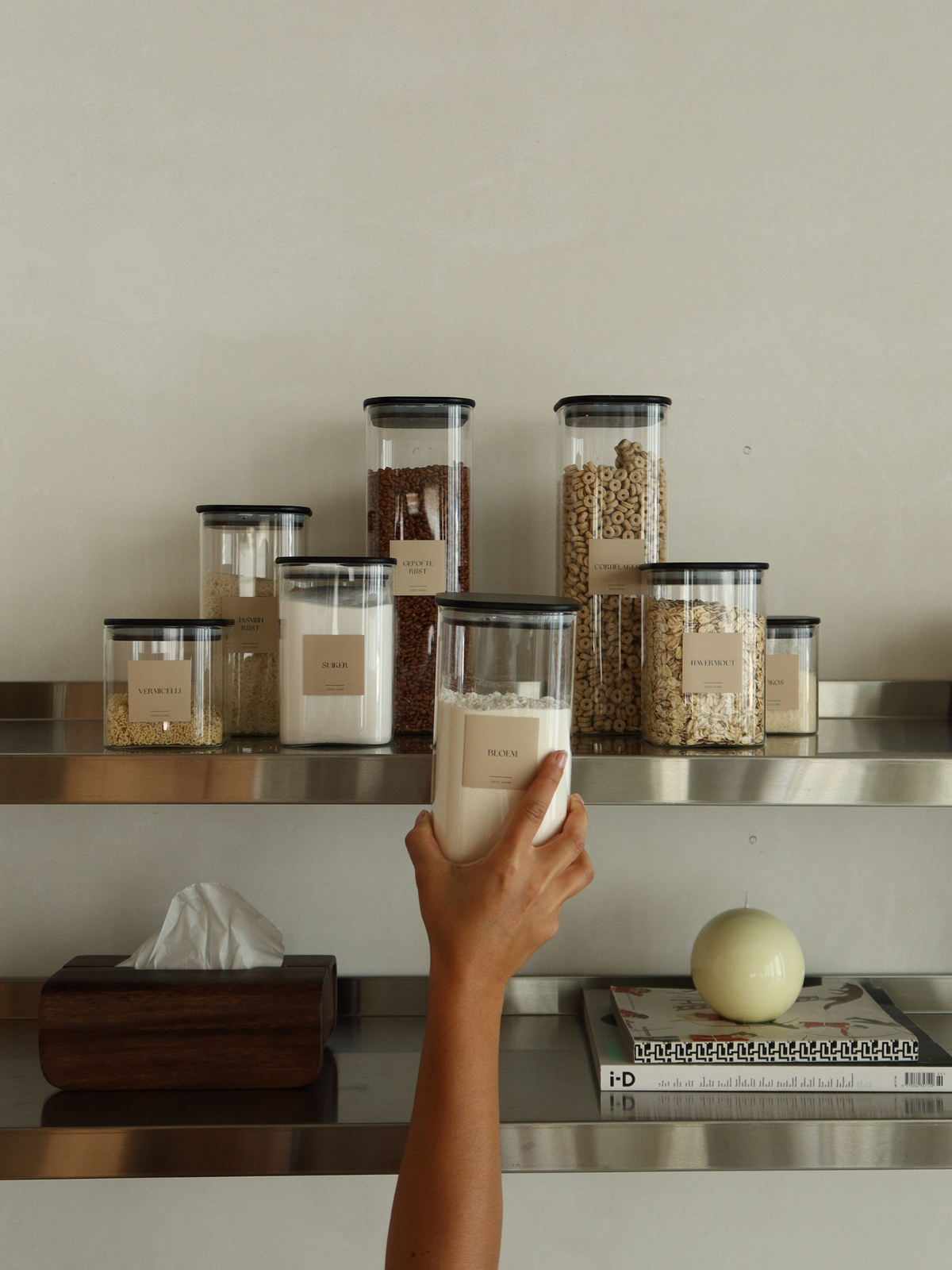 Vierkante glazen voorraadpot met zwarte deksel voor het stijlvol en overzichtelijk bewaren van droge voeding zoals pasta, rijst, granola, noten, bloem en andere pantryproducten. De luchtdichte voorraadpot helpt ingrediënten vers en goed beschermd te houden, terwijl het vierkante design efficiënt gebruikmaakt van de ruimte in je voorraadkast. Verkrijgbaar in vier maten en ideaal voor een georganiseerde keuken, pantryorganisatie en home organizing. Een duurzame en minimalistische glazen bewaarpot. 