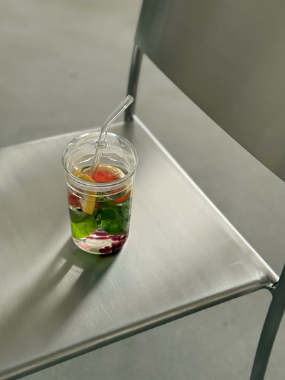 Gobelet nomade en verre avec couvercle anti-éclaboussures et paille assortie pour café glacé, matcha glacé, smoothies et boissons rafraîchissantes. Ce gobelet en verre réutilisable associe un design élégant à une utilisation pratique au quotidien, idéal au bureau, à la salle de sport, en extérieur ou pour emporter sa boisson préférée. Sa paille assortie facilite la dégustation, tandis que le verre durable offre une alternative élégante aux gobelets jetables. Parfait pour un mode de vie moderne et une collec
