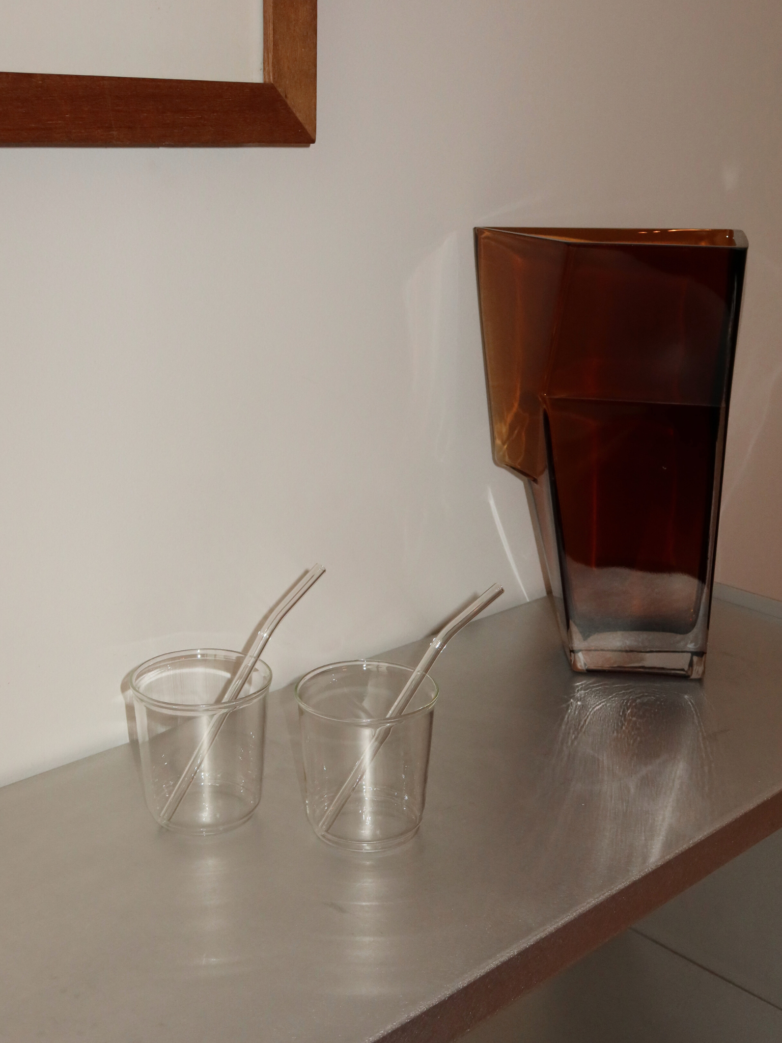 Aesthetic Verre Sayo, un gobelet en verre réutilisable inspiré du gobelet en plastique classique, mais entièrement fabriqué en verre borosilicaté durable. Parfait pour les iced coffees, le matcha, les smoothies et autres boissons rafraîchissantes. Son design minimaliste et élégant apporte une touche moderne à vos moments de dégustation quotidiens. Idéal pour une cuisine durable et écoresponsable, ainsi que pour des expériences café et thé esthétiques à la maison.