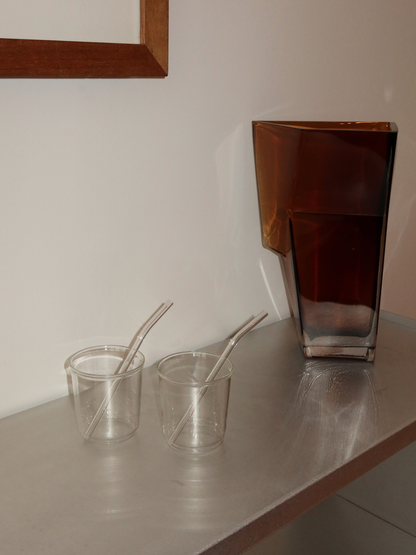 Aesthetic Verre Sayo, un gobelet en verre réutilisable inspiré du gobelet en plastique classique, mais entièrement fabriqué en verre borosilicaté durable. Parfait pour les iced coffees, le matcha, les smoothies et autres boissons rafraîchissantes. Son design minimaliste et élégant apporte une touche moderne à vos moments de dégustation quotidiens. Idéal pour une cuisine durable et écoresponsable, ainsi que pour des expériences café et thé esthétiques à la maison.