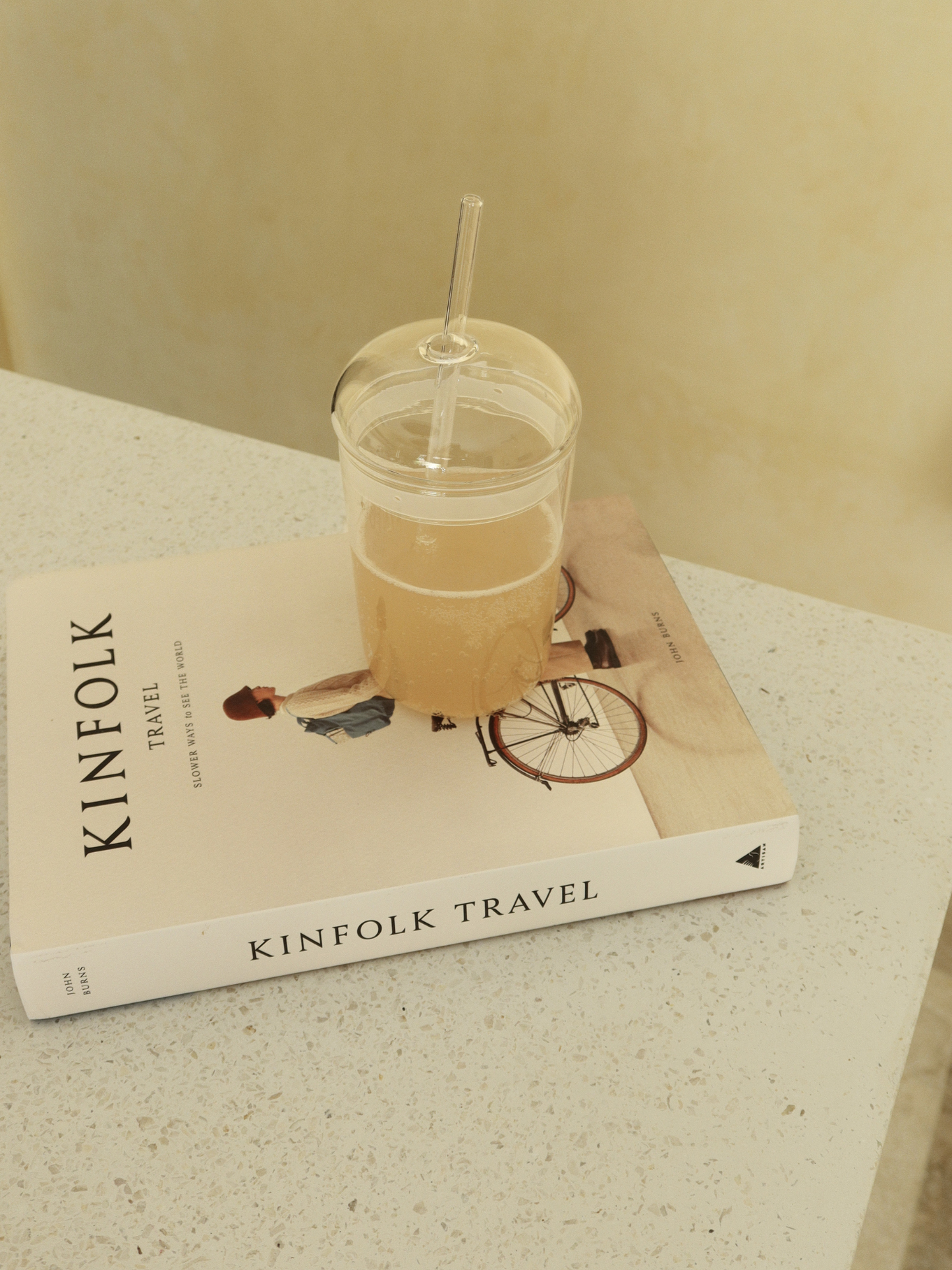 Gobelet coffee to go en verre Cup Niki avec couvercle anti-fuite et paille assortie pour savourer avec style cafés glacés, smoothies et boissons rafraîchissantes à emporter, conçu pour un usage quotidien au travail, à la salle de sport ou lors d’activités extérieures, fabriqué en verre durable pour une expérience élégante et réutilisable sans traces de gloss sur le verre, parfait pour les routines lifestyle modernes, les collections de verrerie minimalistes et un quotidien organisé en déplacement.