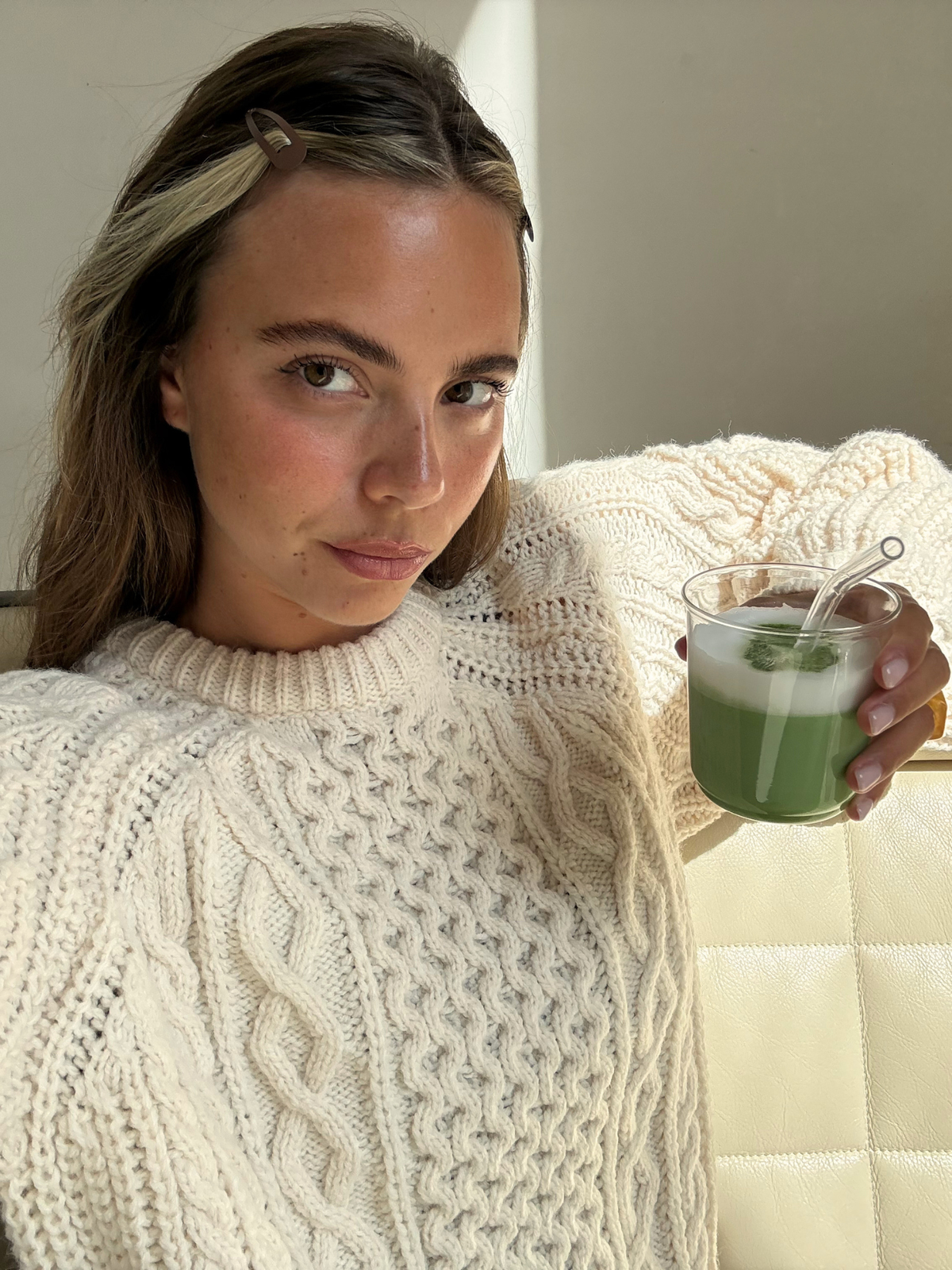 Gobelet en verre esthétique fabriqué en verre borosilicate durable, inspiré du gobelet en plastique classique mais conçu comme une alternative élégante et réutilisable. Parfait pour le café glacé, le matcha glacé, les smoothies et autres boissons rafraîchissantes. Son design minimaliste apporte une touche moderne aux moments du quotidien et s’intègre parfaitement dans un joli coin café ou thé. Un gobelet en verre durable pour la maison, idéal pour celles et ceux qui recherchent des accessoires de cuisine ré