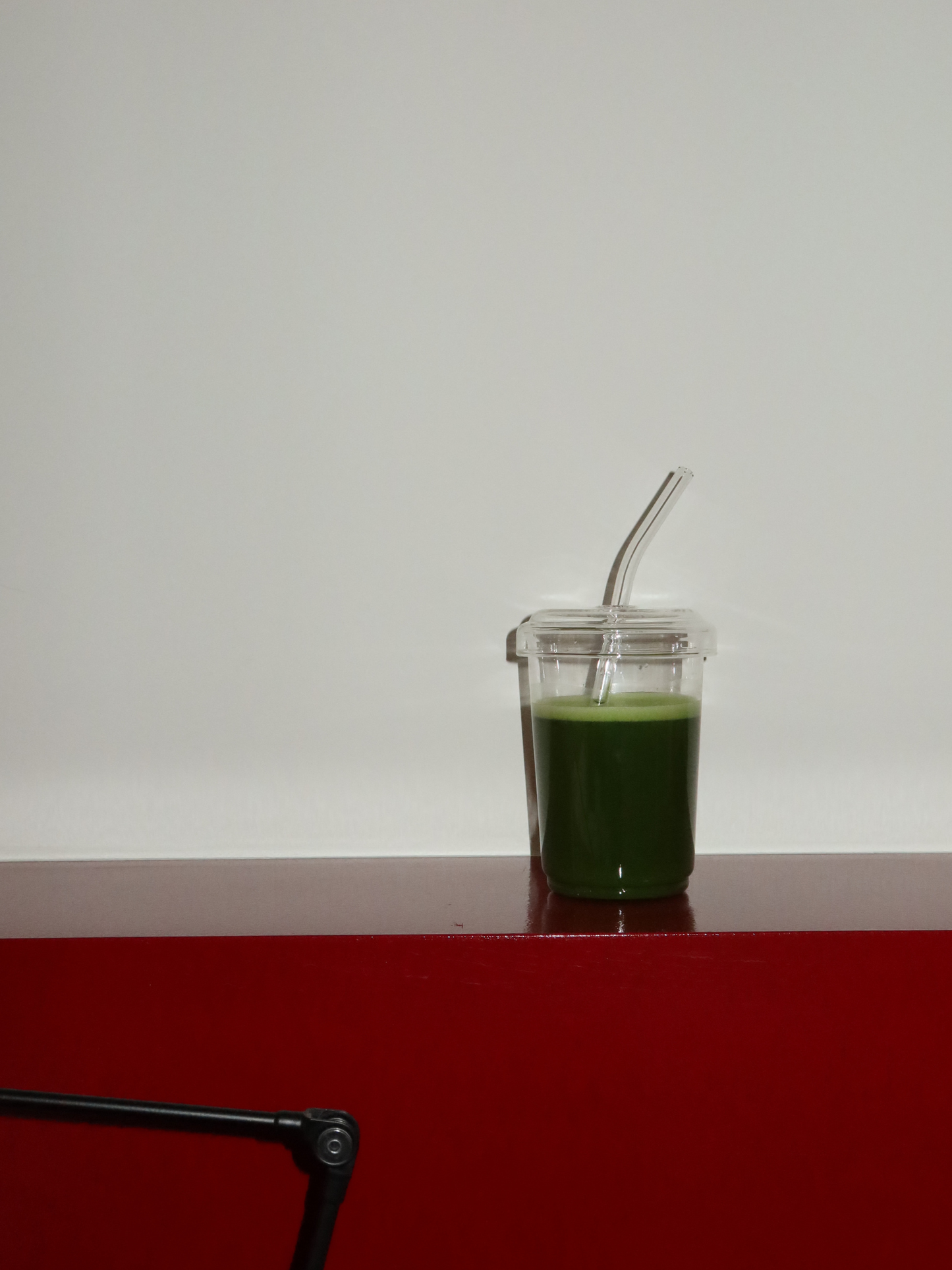 Gobelet réutilisable en verre borosilicaté avec couvercle et paille assortis, parfait pour savourer des boissons chaudes ou froides comme un iced coffee, du thé ou du matcha. Ce tumbler en verre esthétique allie style et durabilité, fabriqué en verre borosilicaté premium, à la fois léger et résistant. Idéal pour un intérieur ou un bureau minimaliste, il embellit votre routine quotidienne tout en réduisant les déchets plastiques. Un indispensable pour les amateurs de belles pièces de verrerie qui privilégien