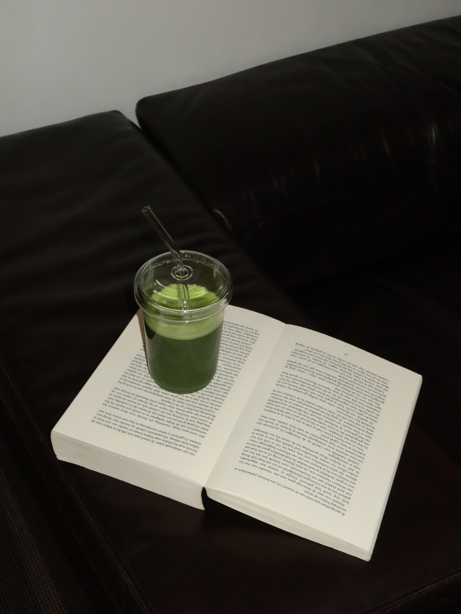 Gobelet réutilisable en verre borosilicaté avec couvercle et paille assortis, parfait pour savourer des boissons chaudes ou froides comme un iced coffee, du thé ou du matcha. Ce tumbler en verre esthétique allie style et durabilité, fabriqué en verre borosilicaté premium, à la fois léger et résistant. Idéal pour un intérieur ou un bureau minimaliste, il embellit votre routine quotidienne tout en réduisant les déchets plastiques. Un indispensable pour les amateurs de belles pièces de verrerie qui privilégien